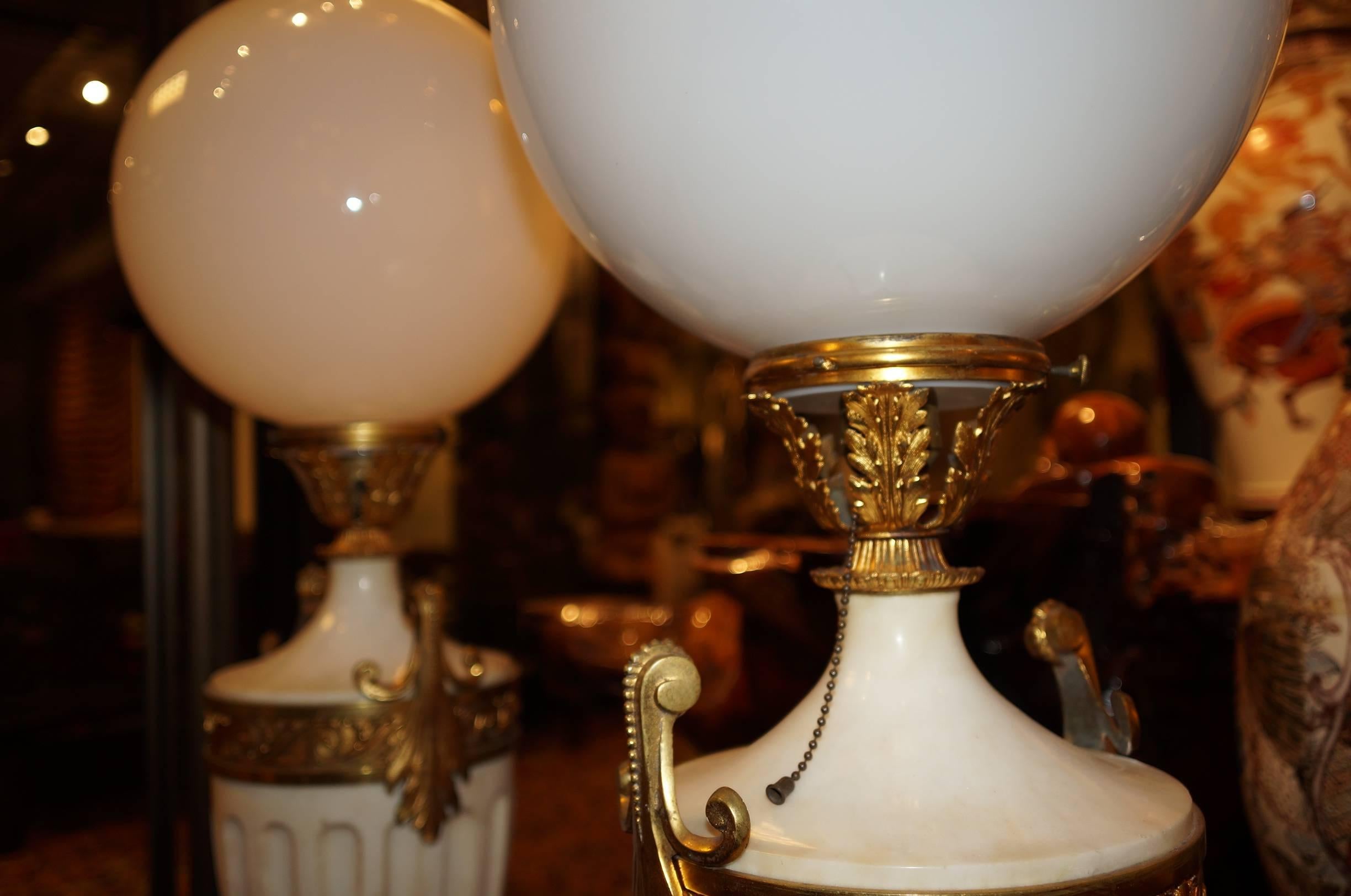 Paar französische Stehlampen aus weißem Marmor und Bronze im Louis-XVI.-Stil (Louis XVI.) im Angebot