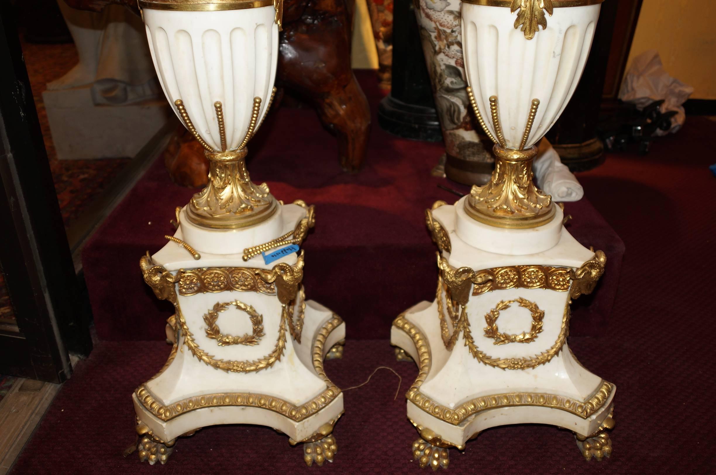 Paar französische Stehlampen aus weißem Marmor und Bronze im Louis-XVI.-Stil (Vergoldet) im Angebot