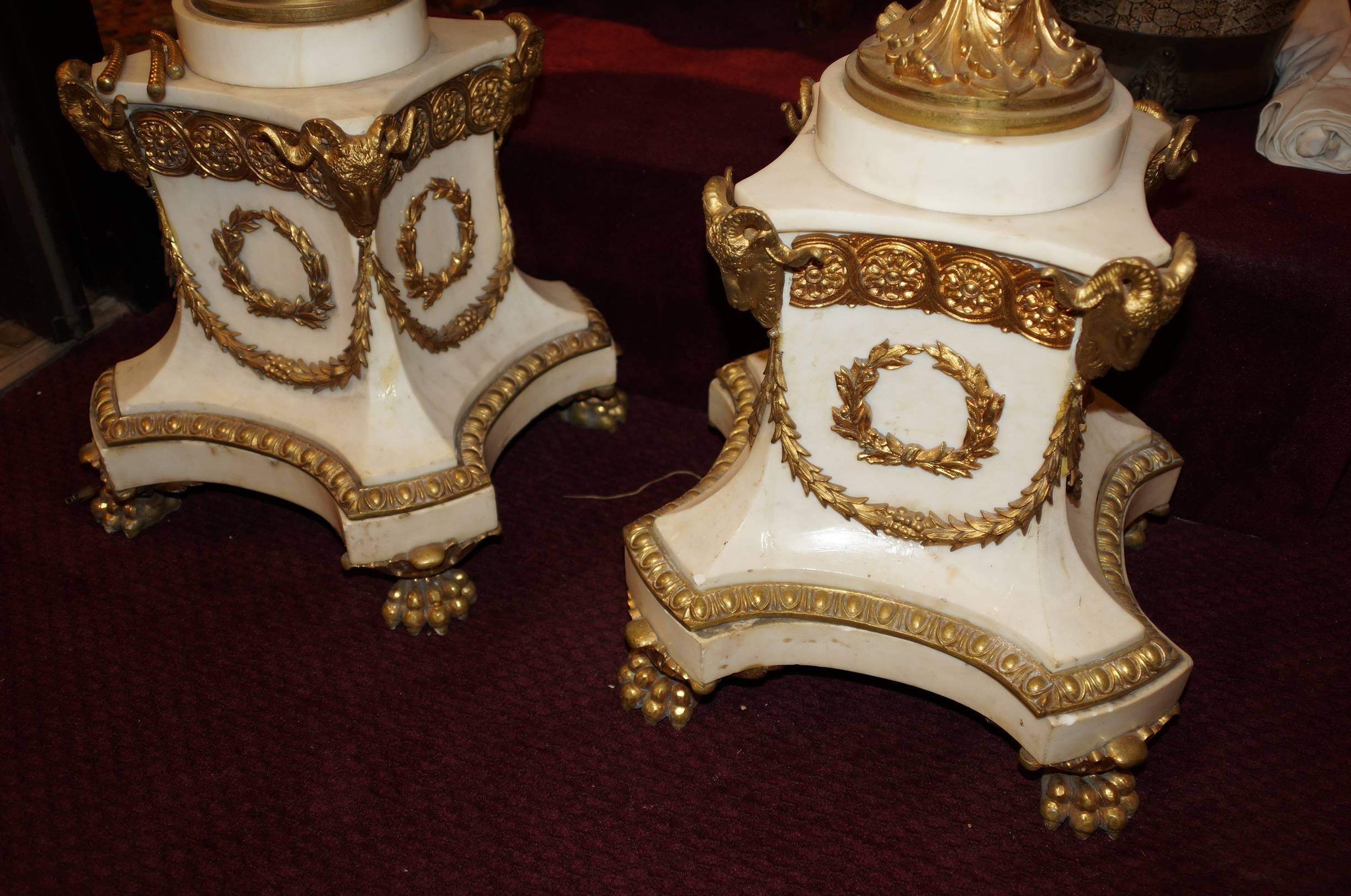 Paar französische Stehlampen aus weißem Marmor und Bronze im Louis-XVI.-Stil im Zustand „Relativ gut“ im Angebot in New York, NY