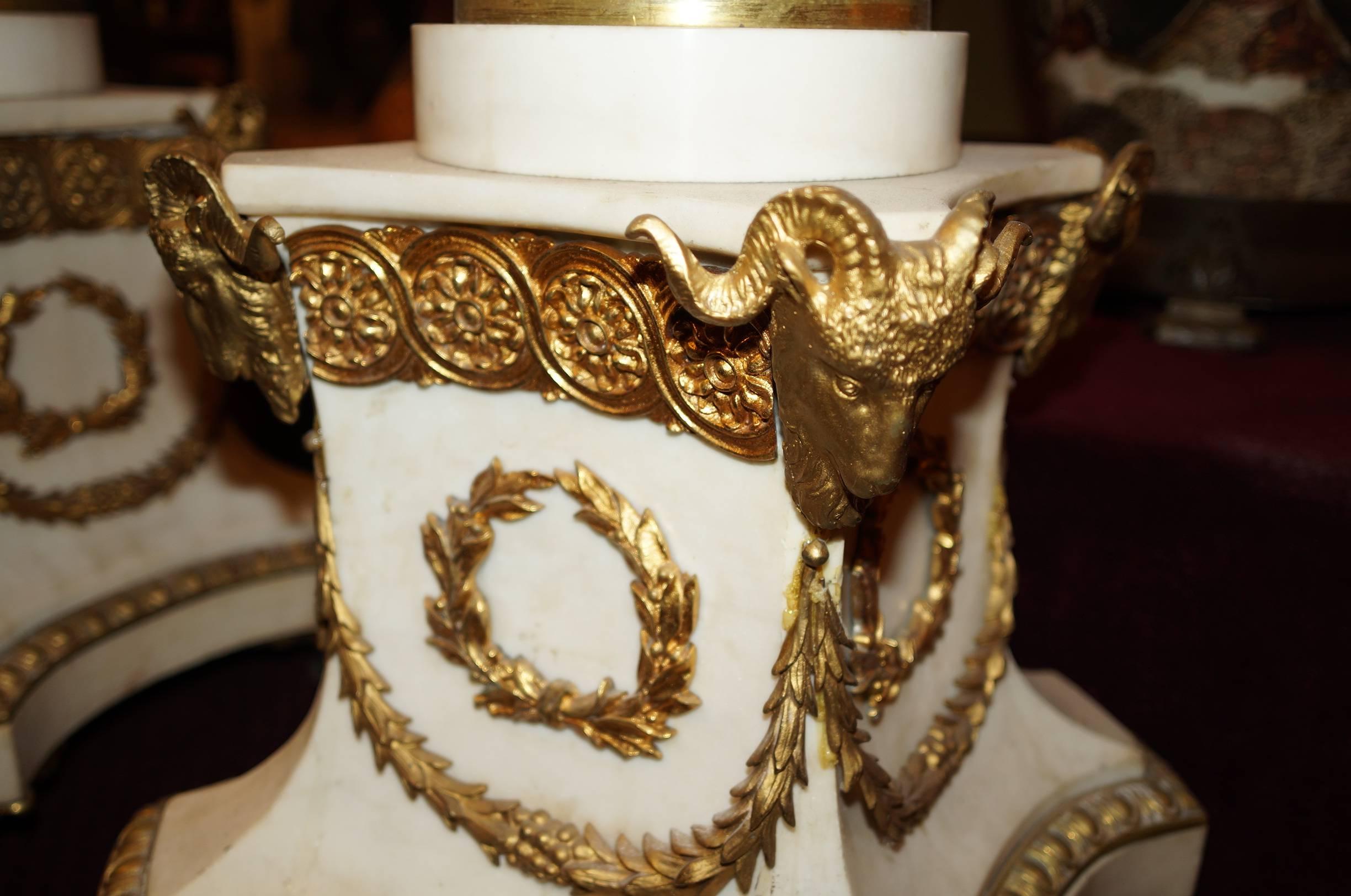 Paar französische Stehlampen aus weißem Marmor und Bronze im Louis-XVI.-Stil im Angebot 1