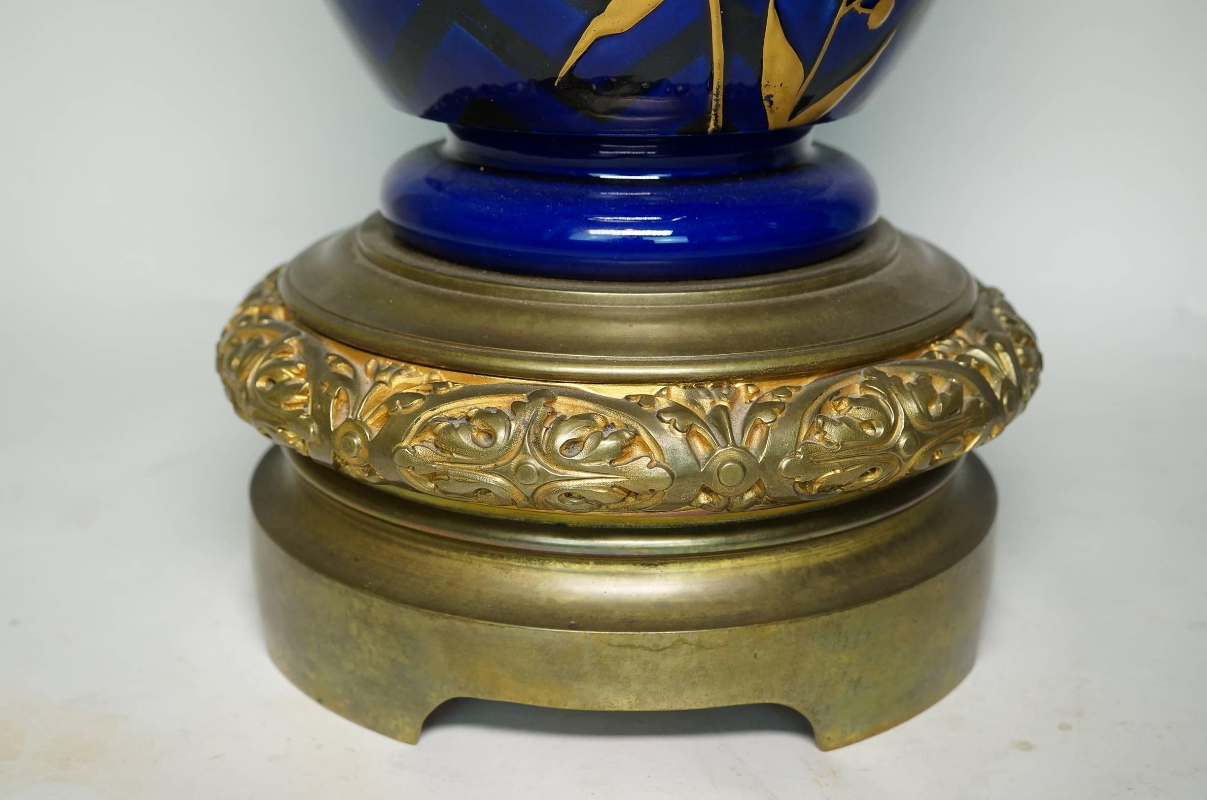 Grande paire de vases en porcelaine et bronze bleu cobalt à décor floral avec motif de papillon et émail incisé.