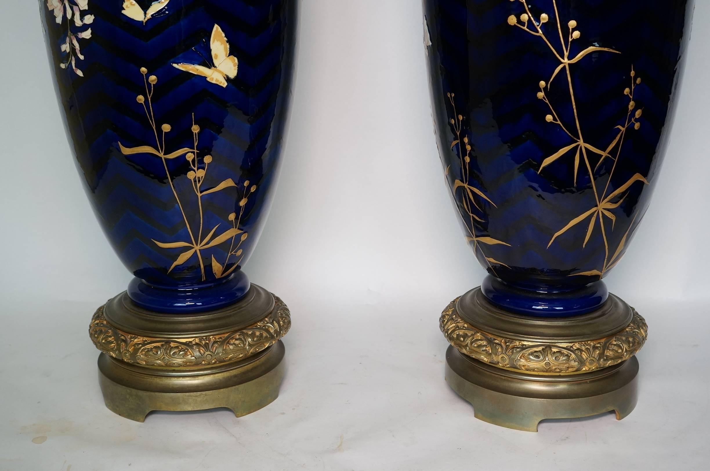 Paire de grands vases en porcelaine bleu cobalt et bronze avec décorations florales en vente 1