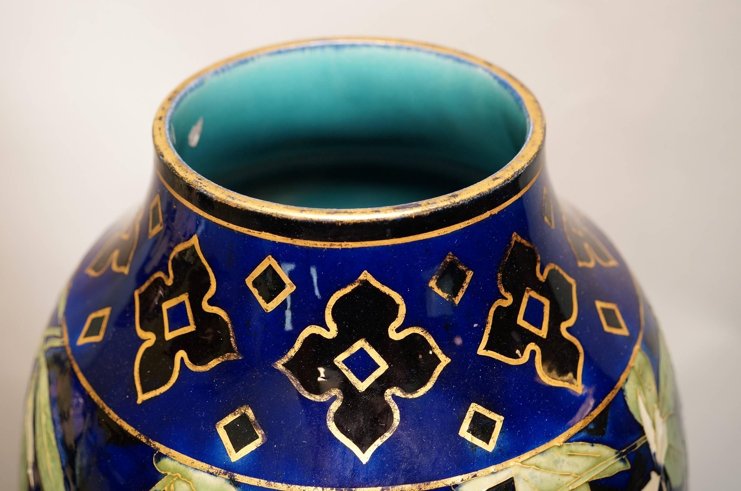 Großes Paar kobaltblaue Porzellan- und Bronzevasen mit Blumendekorationen (20. Jahrhundert) im Angebot