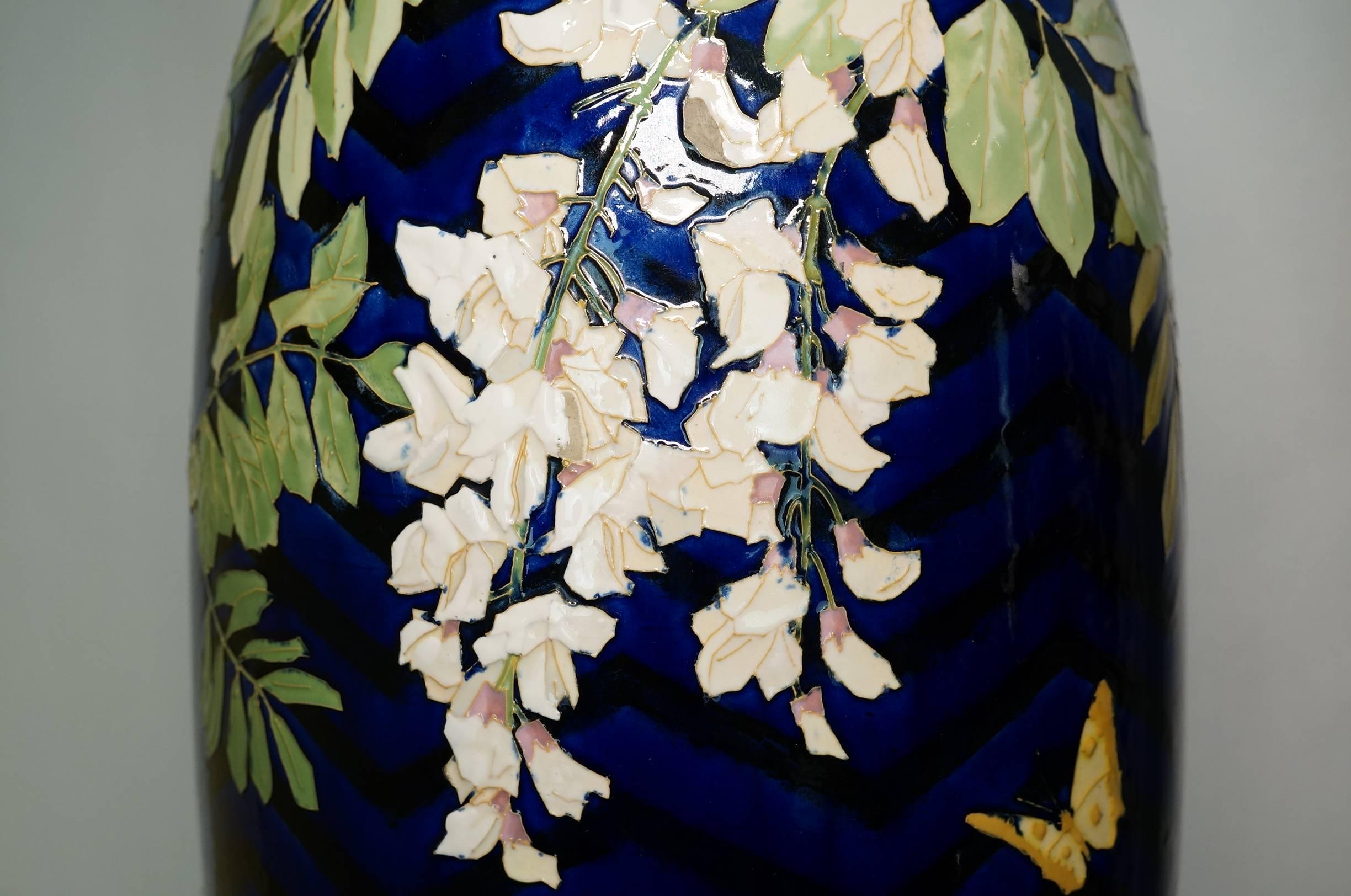 Großes Paar kobaltblaue Porzellan- und Bronzevasen mit Blumendekorationen im Angebot 3