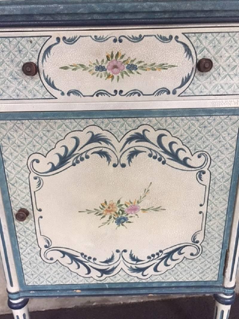 Pair of French Provincial Style Hand-Painted Side Table Commodes In Good Condition In New York, NY