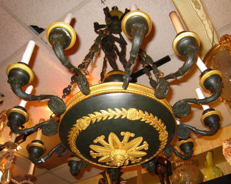 Empire Empire-Stil, zwölfflammiger Kronleuchter aus Goldbronze und patinierter Bronze im Zustand „Gut“ in New York, NY