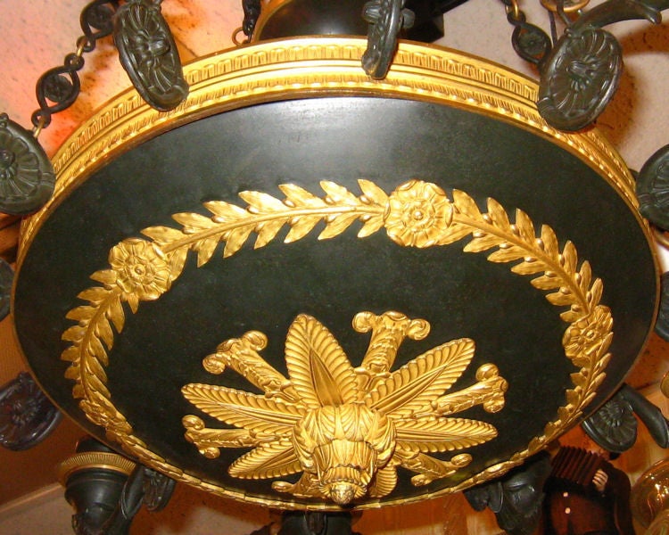 Empire Empire-Stil, zwölfflammiger Kronleuchter aus Goldbronze und patinierter Bronze (19. Jahrhundert)