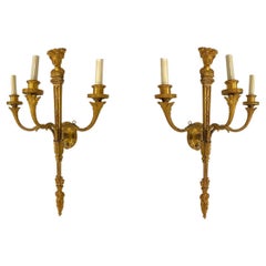Paar E.F. Caldwell Neoklassizistische dreiflammige Wandleuchter aus vergoldeter Bronze