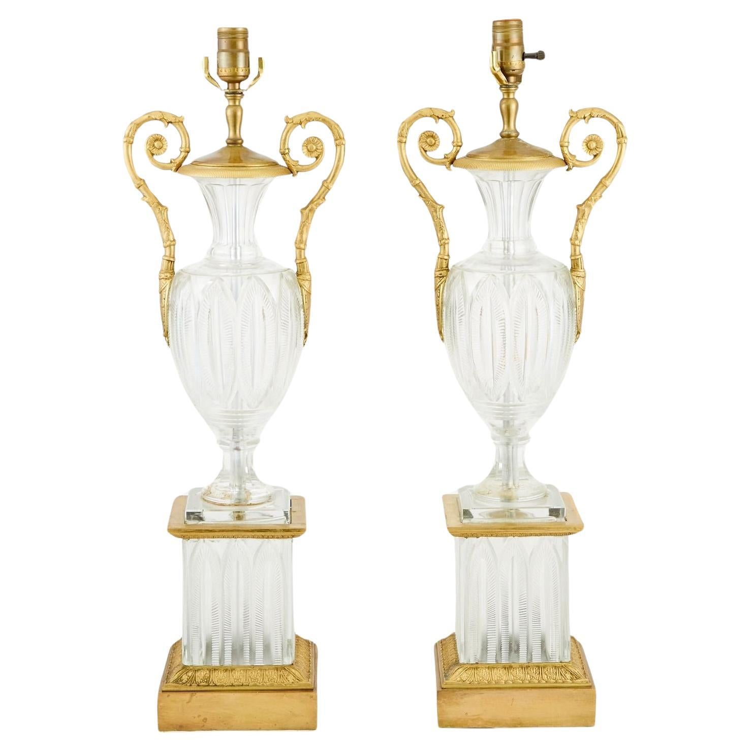 Paire de lampes de style Baccarat en cristal taillé et bronze en vente