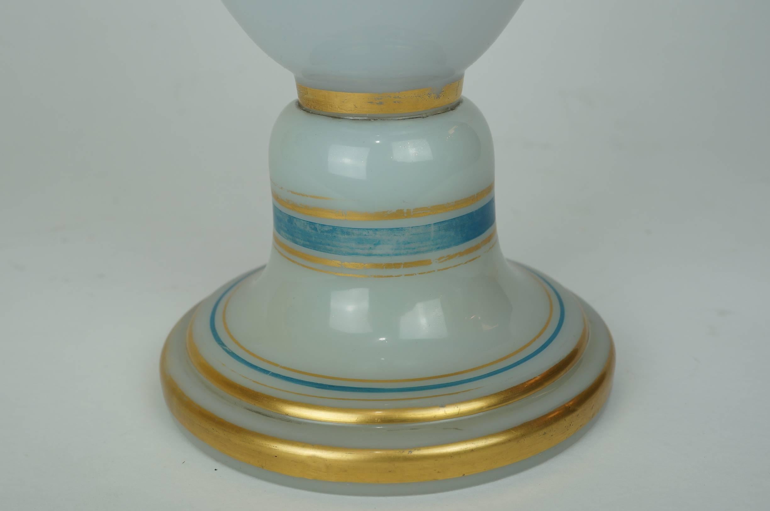 Vetro soffiato Raffinato vaso francese in vetro opalino bianco con scena di caccia dipinta in vendita