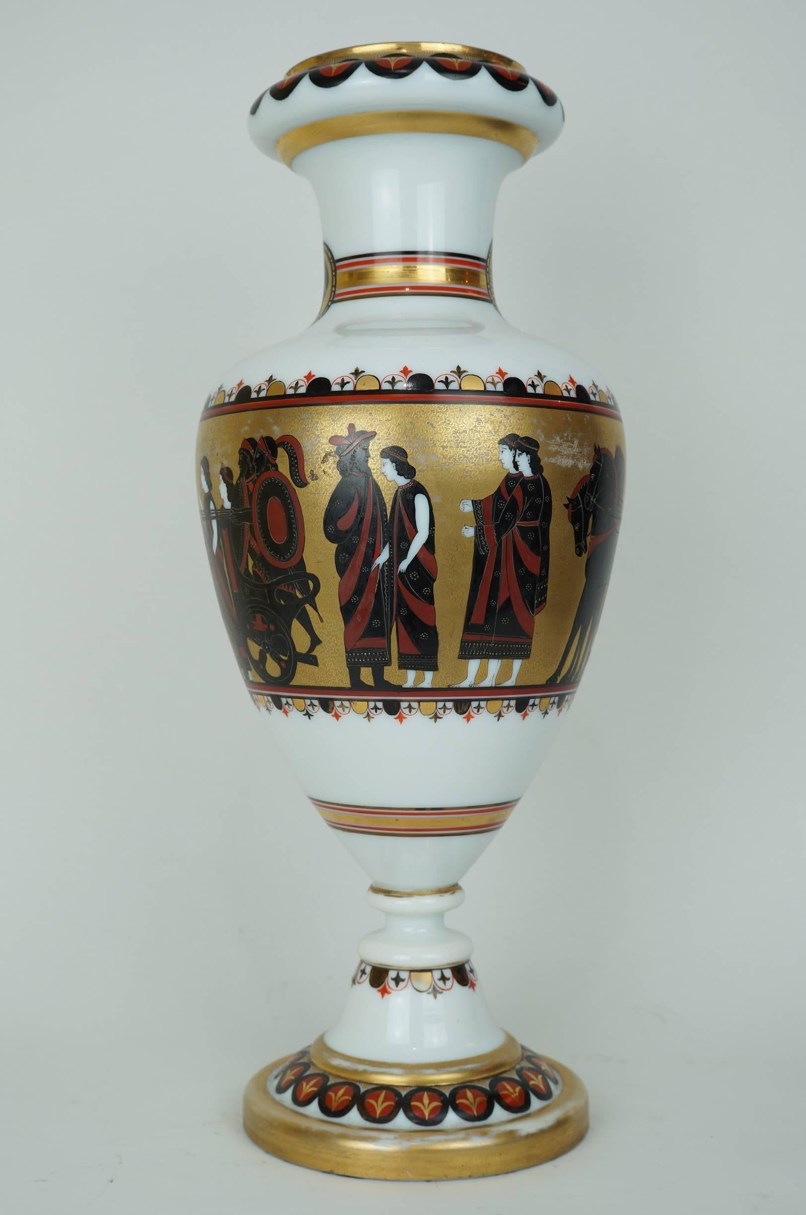 Antico vaso in vetro bianco latte (inizio XX secolo) con disegni greco-romani finemente dorati e dipinti a mano, tra cui una processione di personaggi importanti e una biga.