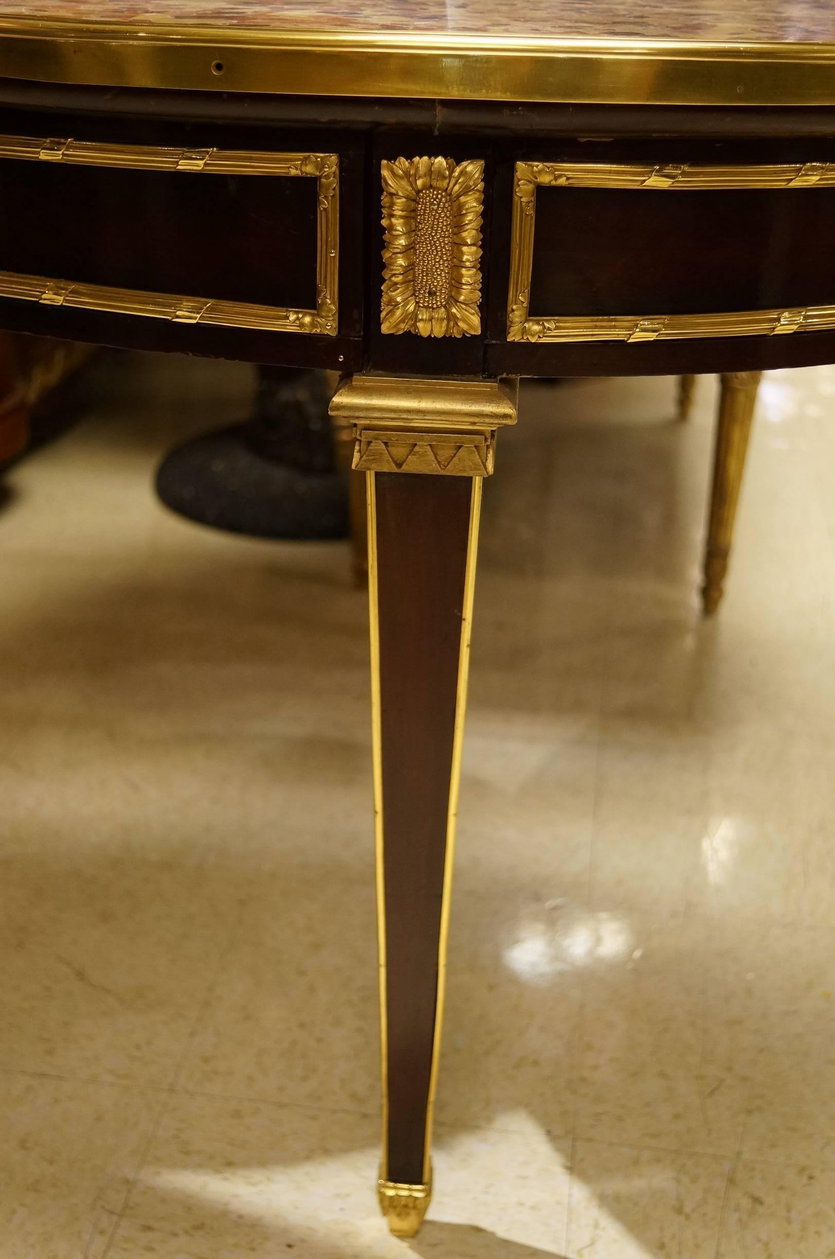 Runder Esstisch mit Marmorplatte im Louis-XVI.-Stil im Zustand „Gut“ im Angebot in New York, NY