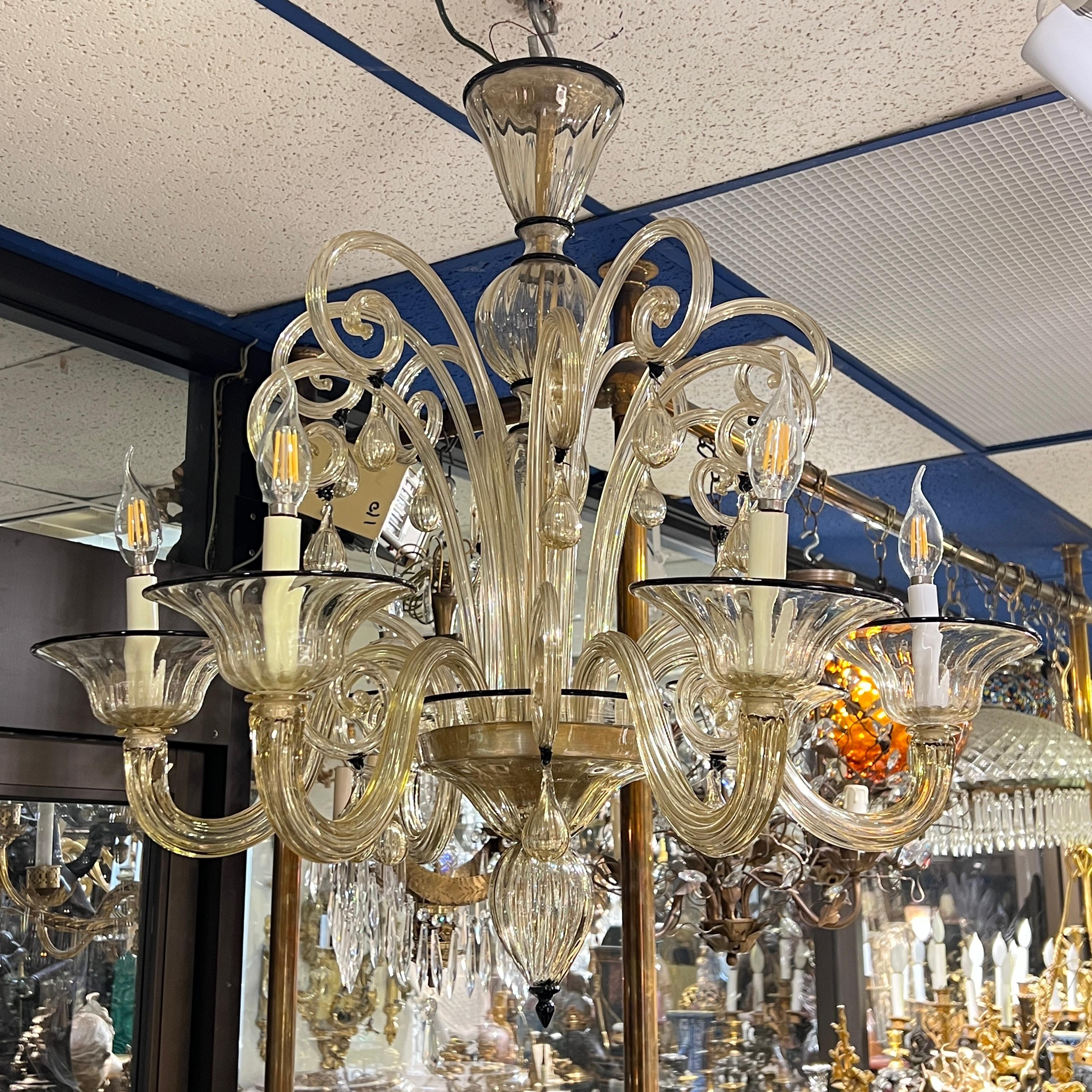 Araña italiana vintage de Murano o Venecia en cristal ahumado con acentos de color oscuro y seis luces.  Con cableado moderno, listo para usar y en excelente estado.