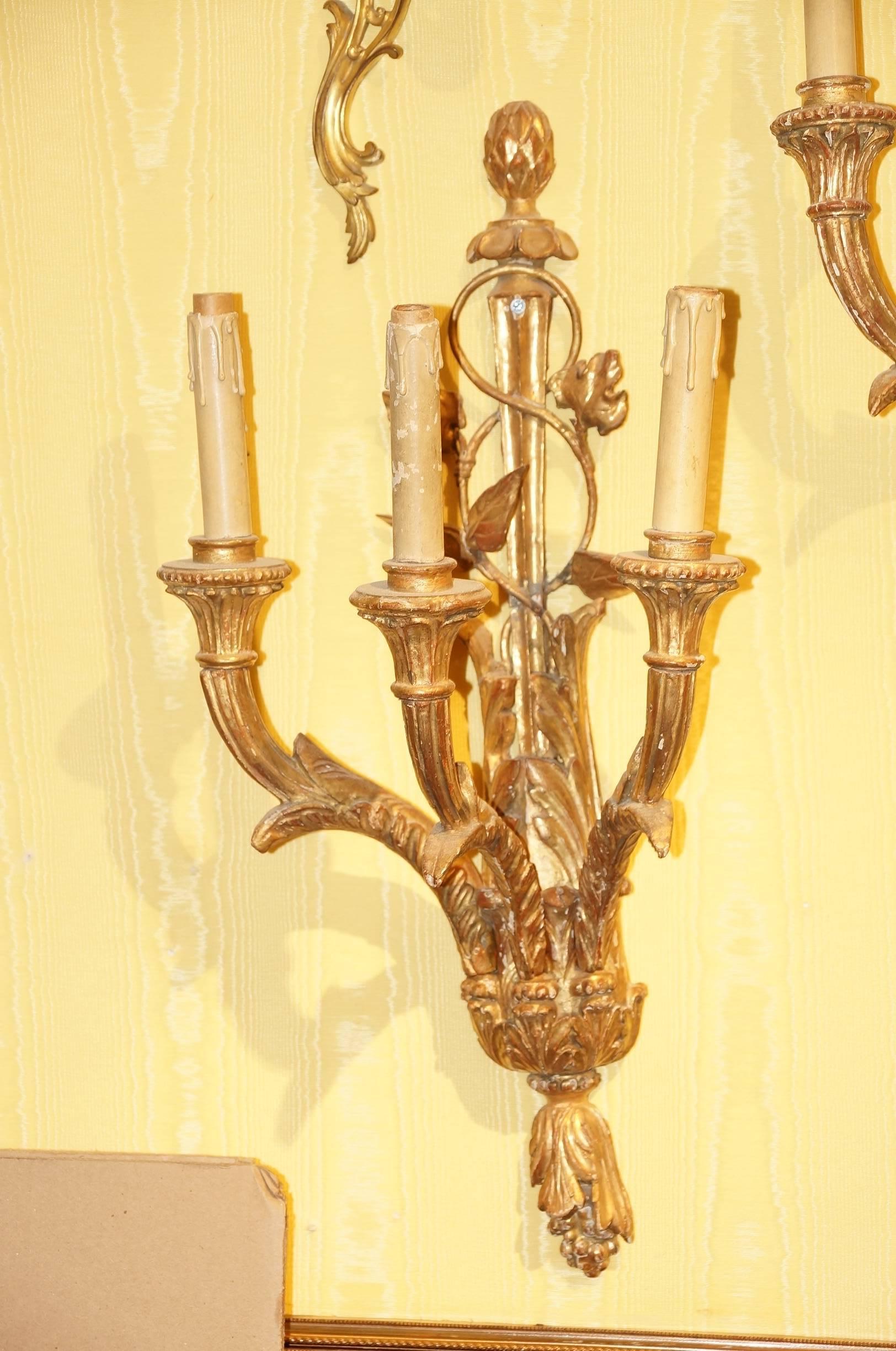 Early 20th Century Pair of Italian Giltwood and Gesso Sconces For Sale