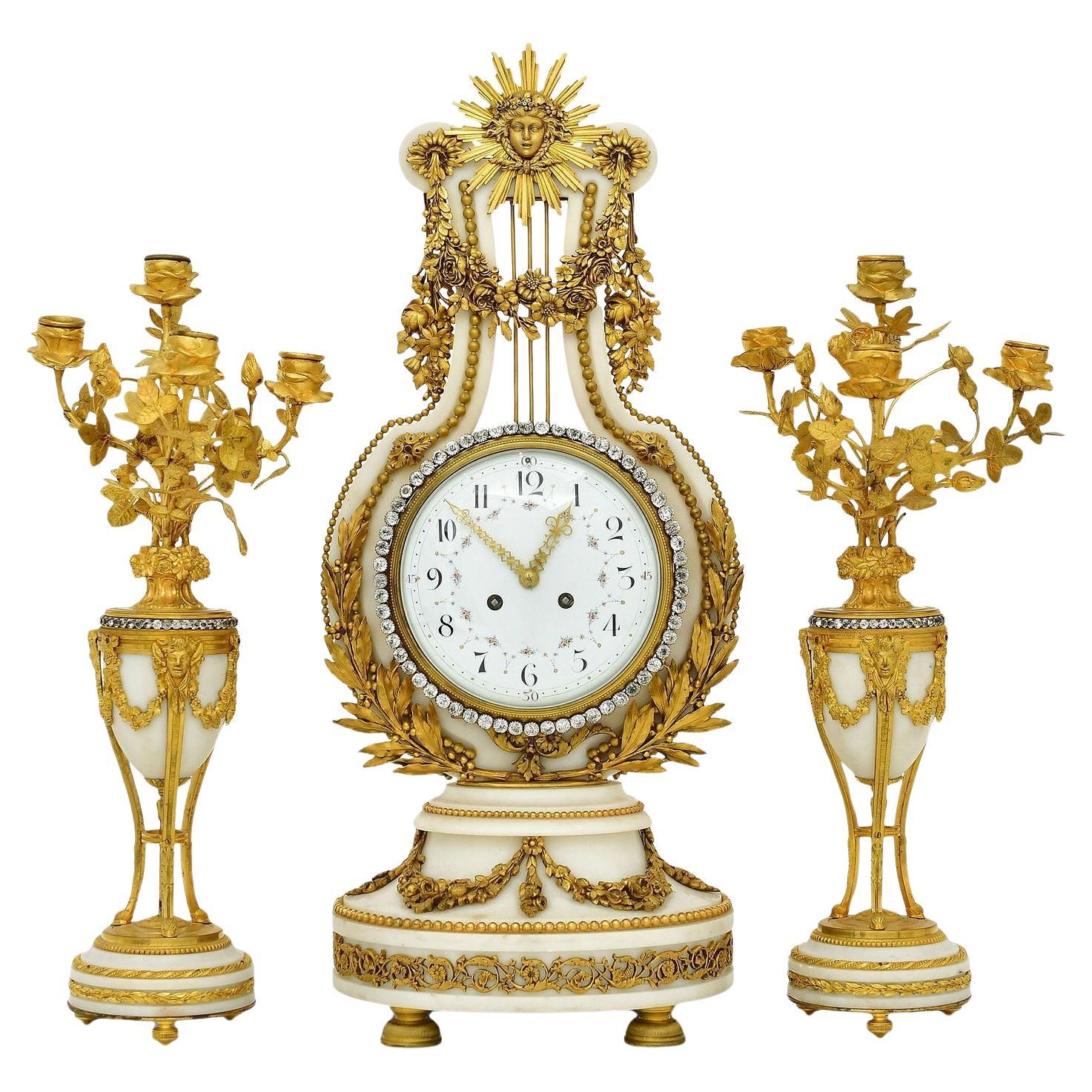 Juego de Reloj Francés del Siglo XIX Estilo Luis XIV de Mármol Blanco y Bronce Ormolu en venta