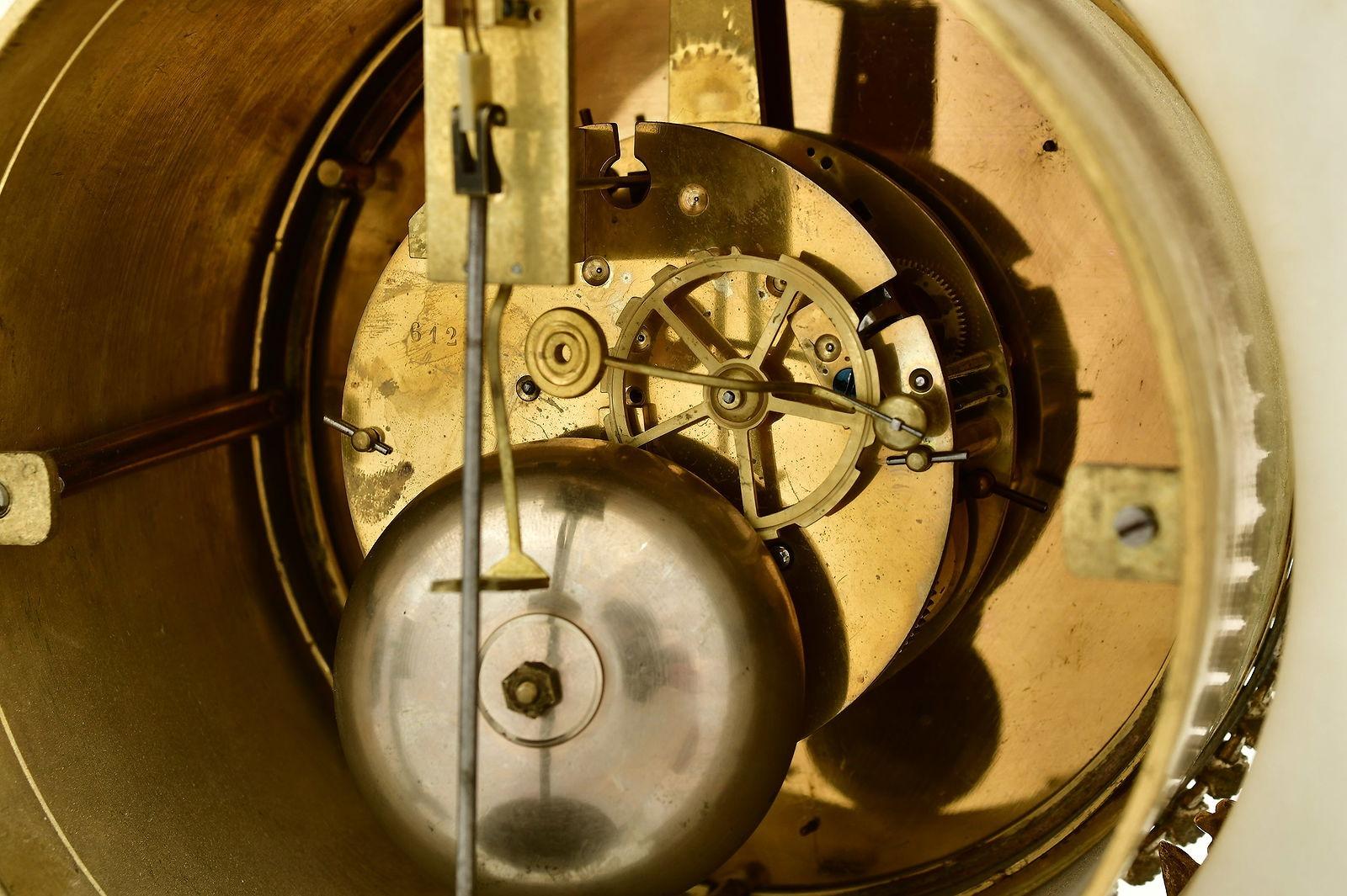 Juego de Reloj Francés del Siglo XIX Estilo Luis XIV de Mármol Blanco y Bronce Ormolu en venta 1