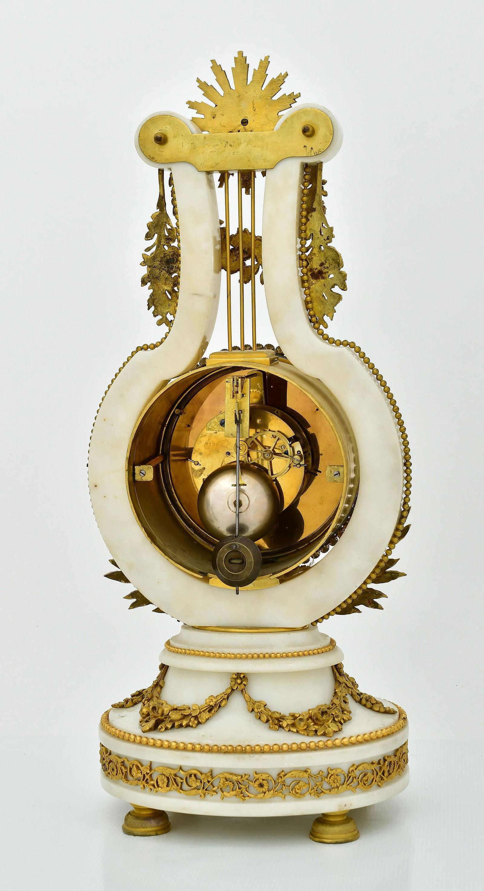 Juego de Reloj Francés del Siglo XIX Estilo Luis XIV de Mármol Blanco y Bronce Ormolu en venta 3