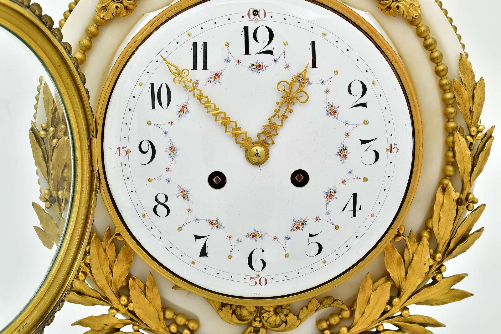Juego de Reloj Francés del Siglo XIX Estilo Luis XIV de Mármol Blanco y Bronce Ormolu Luis XVI en venta