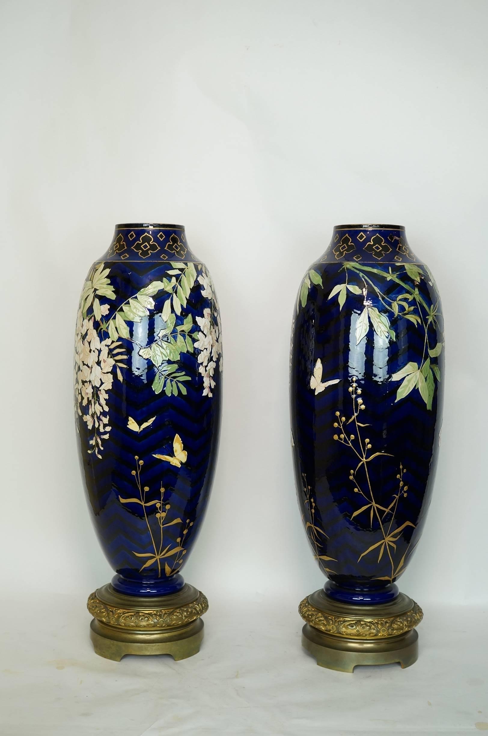 Paire de grands vases en porcelaine bleu cobalt et bronze avec décorations florales Bon état - En vente à New York, NY