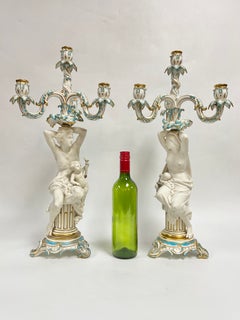 Paire de candélabres à quatre lumières en porcelaine figurative du XIXe siècle, signés Minton