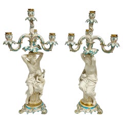 Paire de candélabres à quatre lumières en porcelaine figurative du XIXe siècle, signés Minton