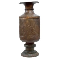 Große Kupfervase aus dem Nahen Osten mit Ziselier- und Repoussé-Verzierungen – 48 Zoll