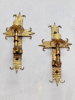 Par de apliques de estilo neogótico en bronce dorado