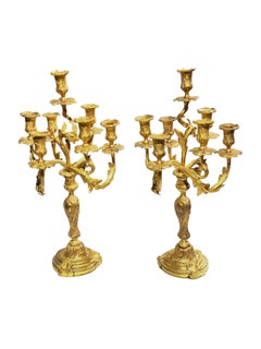 Ein Paar antike, vergoldete 7-flammige Bronzekandelaber im französischen Louis-XV-Stil
