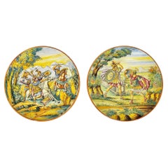 Paire de grandes assiettes de présentation vintage en majolique italienne représentant des batailles romaines