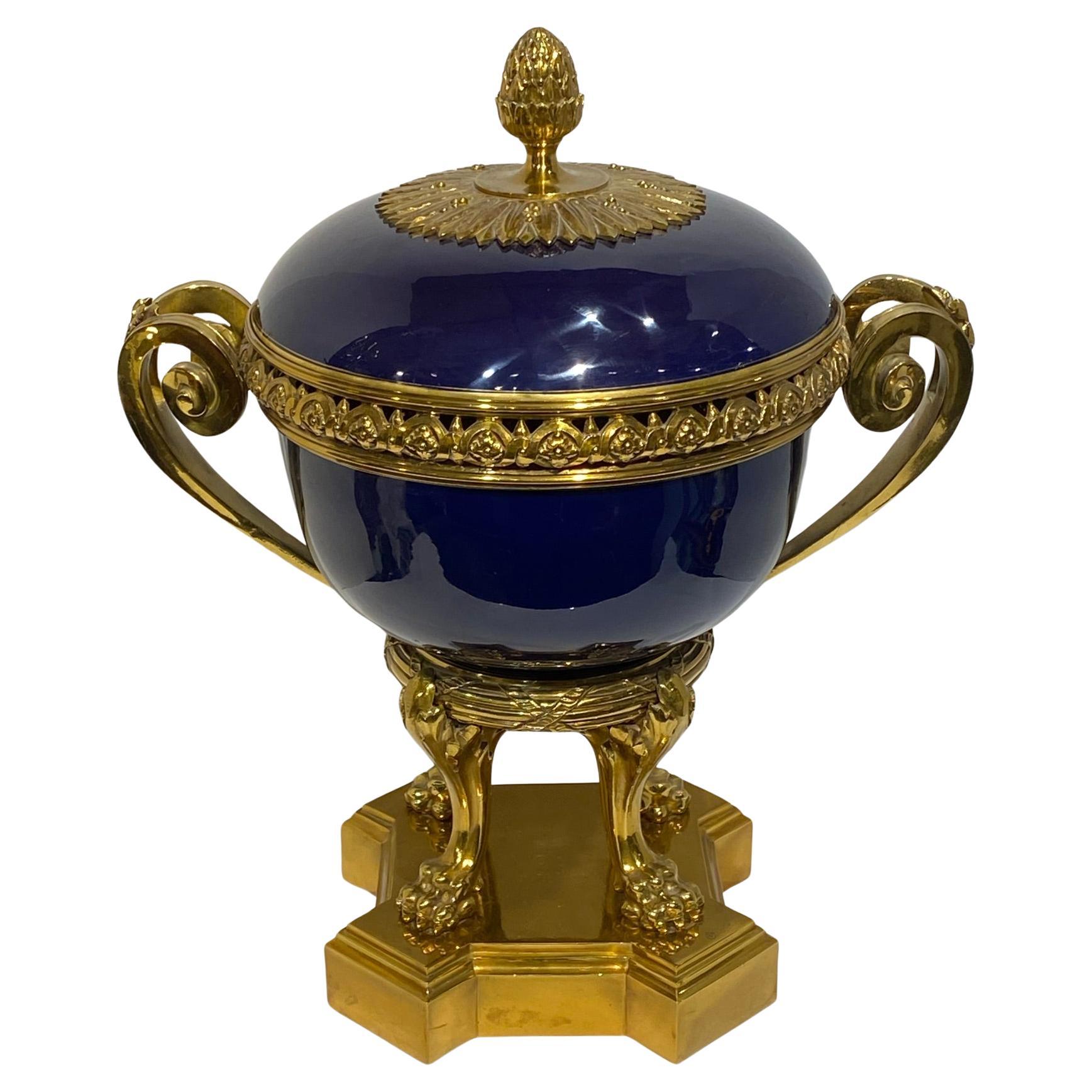 Jarrón Cassolette de Porcelana Esmaltada Azul Cobalto Estilo Sevres Montado en Bronce Ormolu