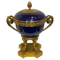 Jarrón Cassolette de Porcelana Esmaltada Azul Cobalto Estilo Sevres Montado en Bronce Ormolu