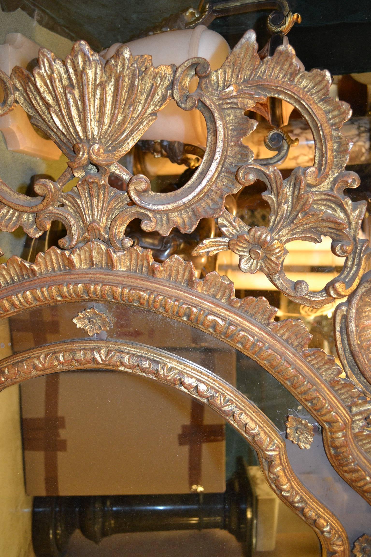 Miroir de style vénitien Roccoco en bois doré et gesso Bon état - En vente à New York, NY