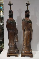 Paire de lampes de table orientales chinoises figuratives sur base carrée en bois