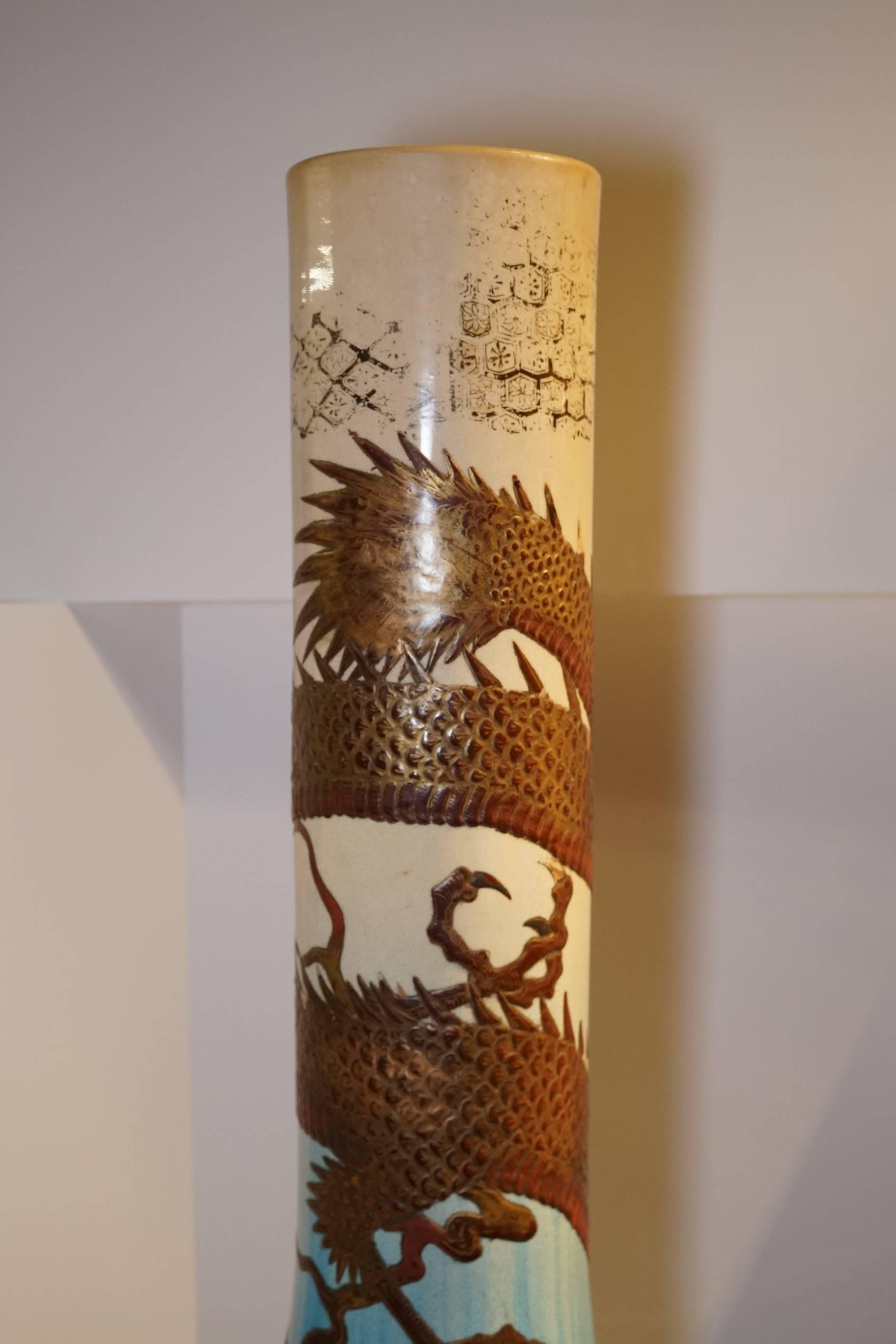 Large Japanese Satsuma Vase with Lacquered Dragon Decoration In Good Condition In New York, NY