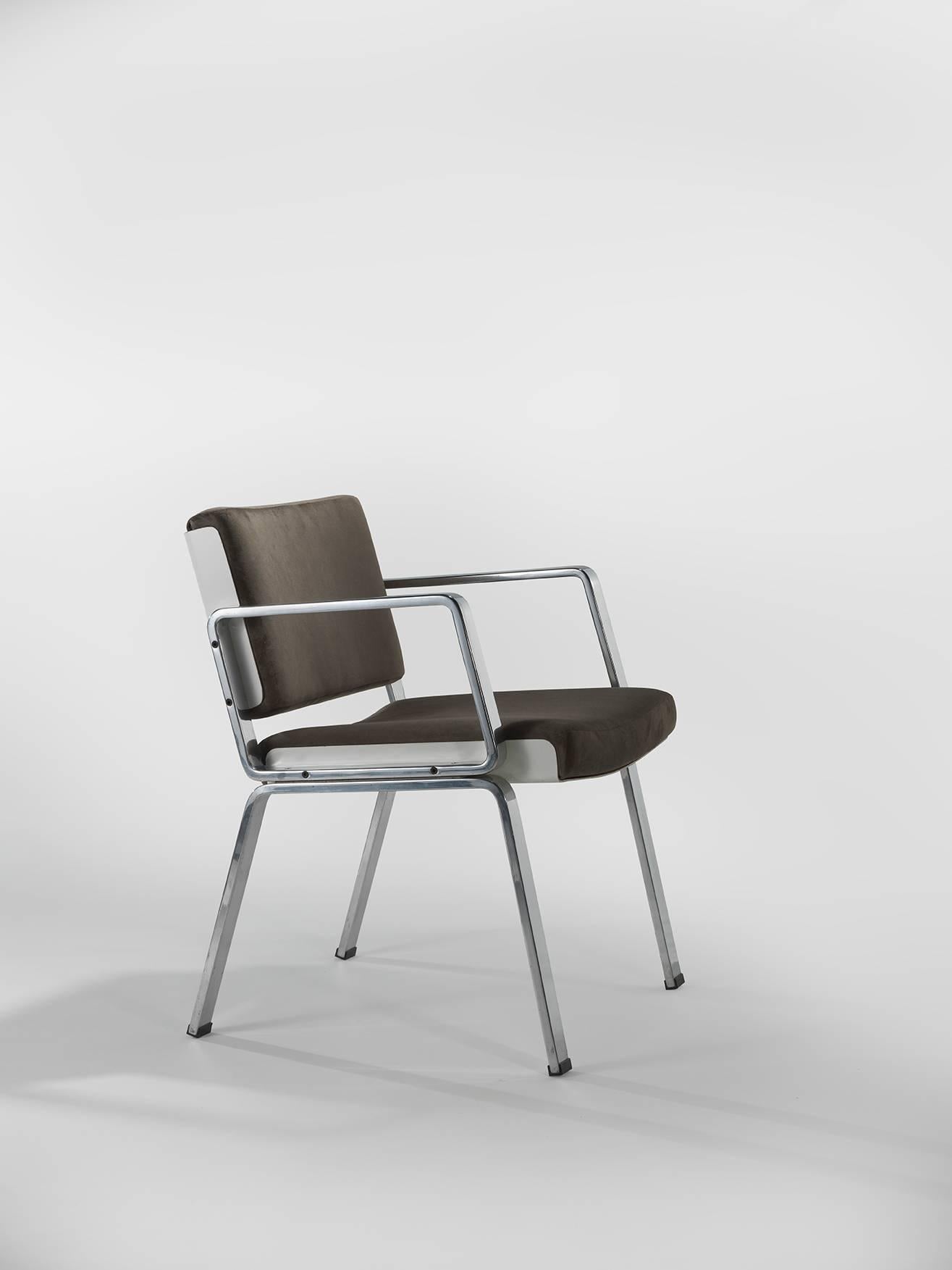 Desk chair, Series A.R. by Alain Richard, designed 1972. Cast aluminium legs and armrests, polyester seat shell and foam lined vinyl upholstery. Edition TFM/Mobilier National.