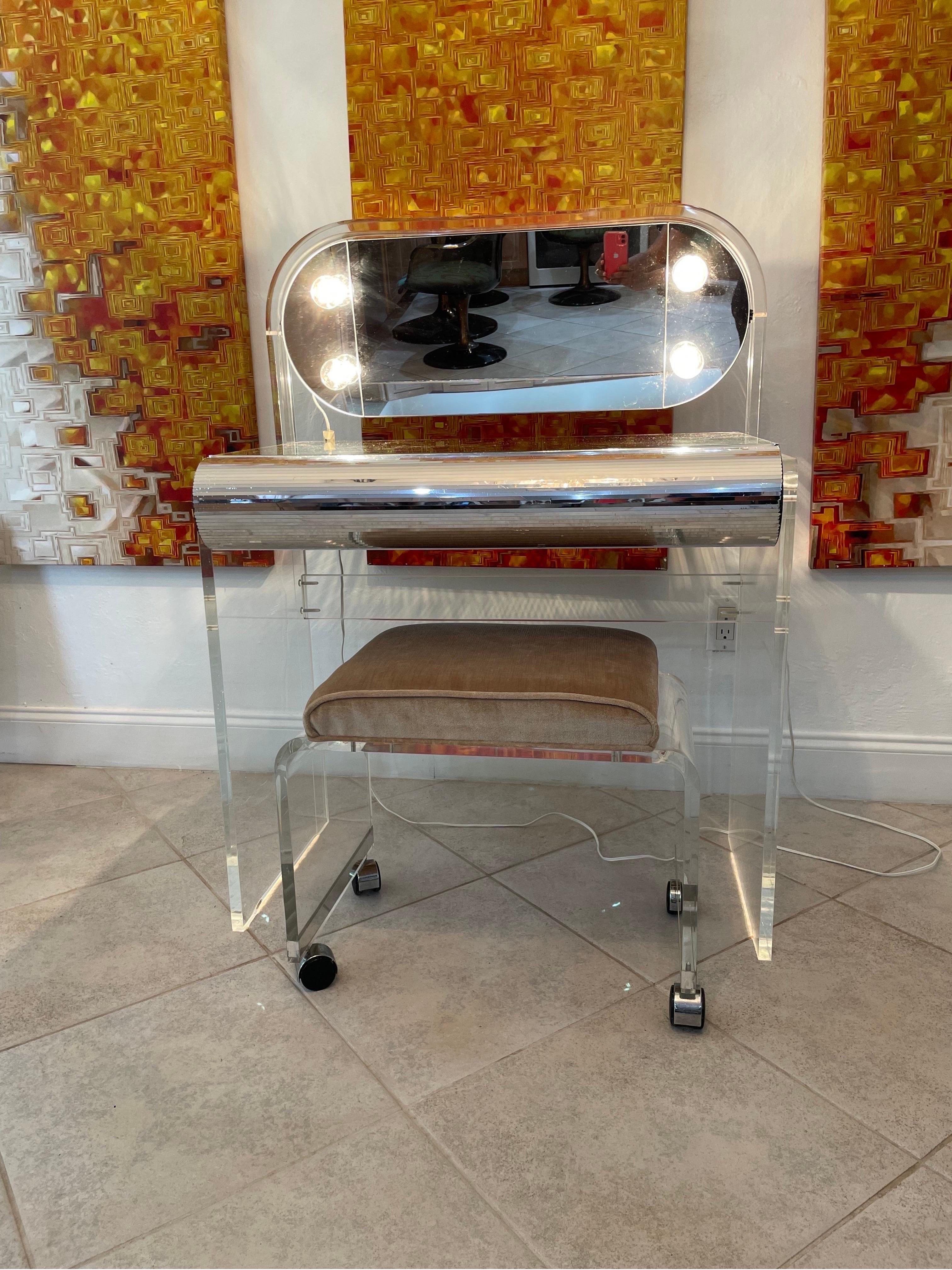 1970s Vintage Lucite Illuminated Vanity In Good Condition In Hollywood, FL