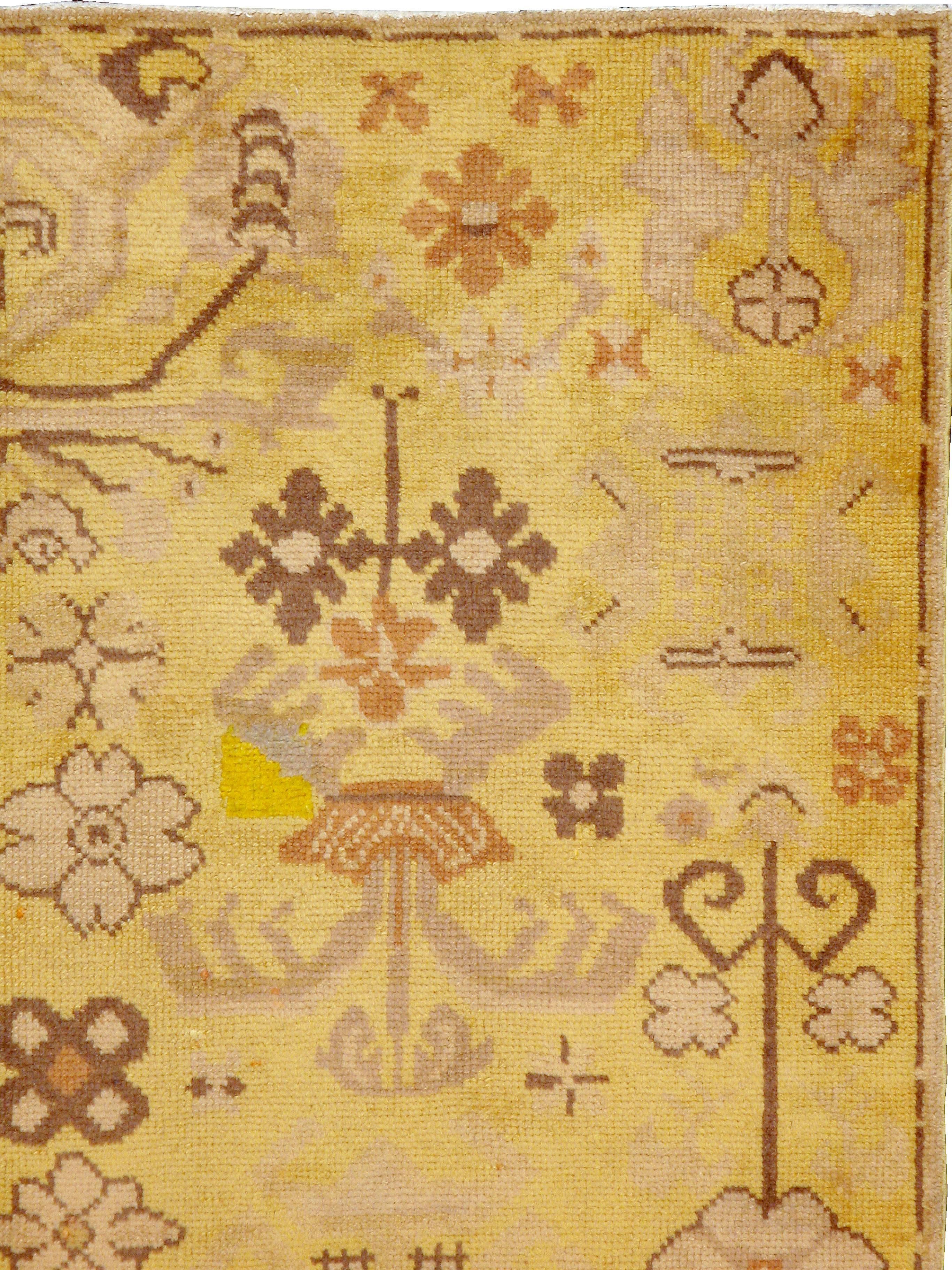 A vintage Spanish Cuenca carpet from the second quarter of the 20th century.