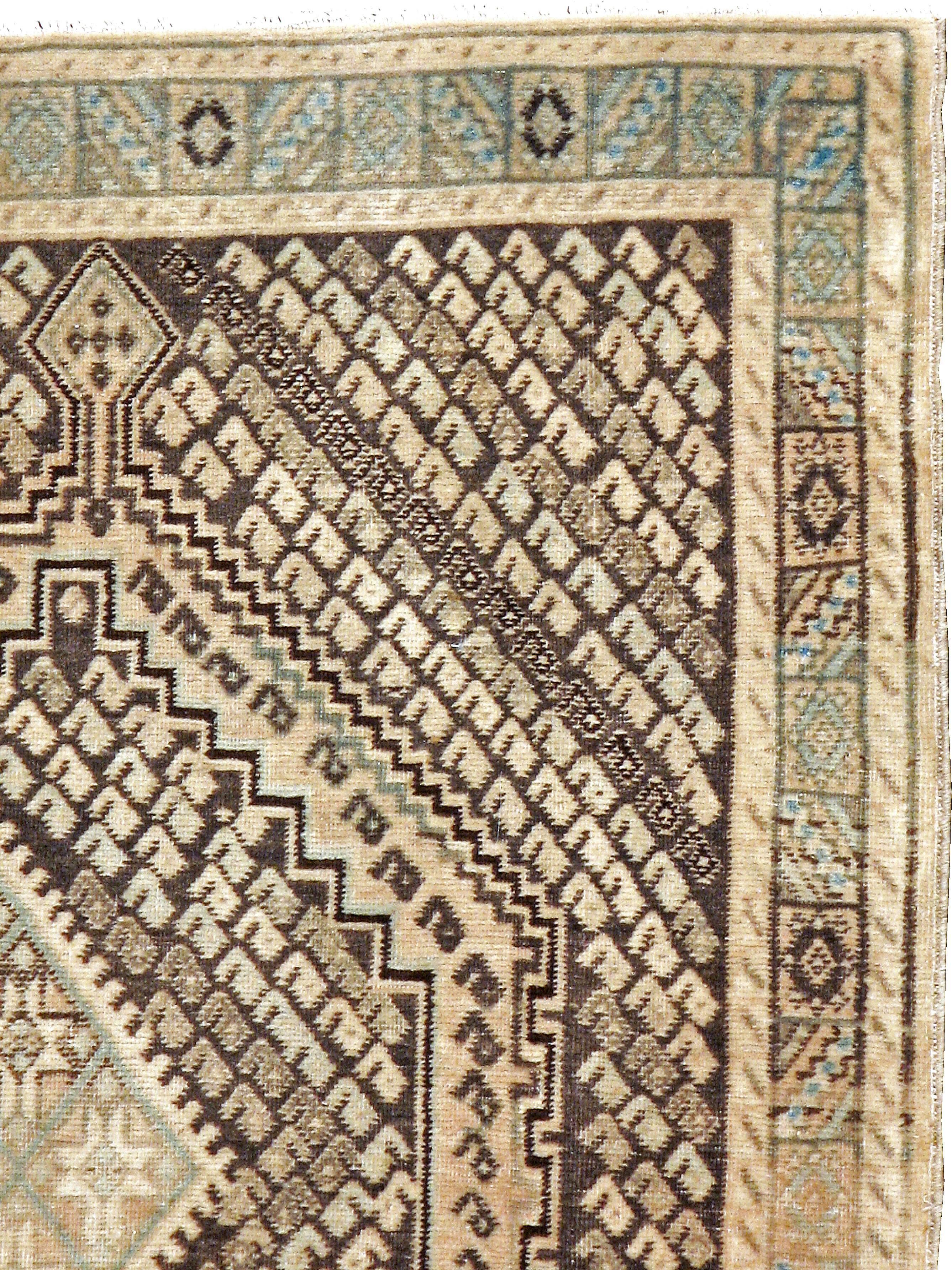Un ancien tapis persan Afshar du deuxième quart du 20e siècle.