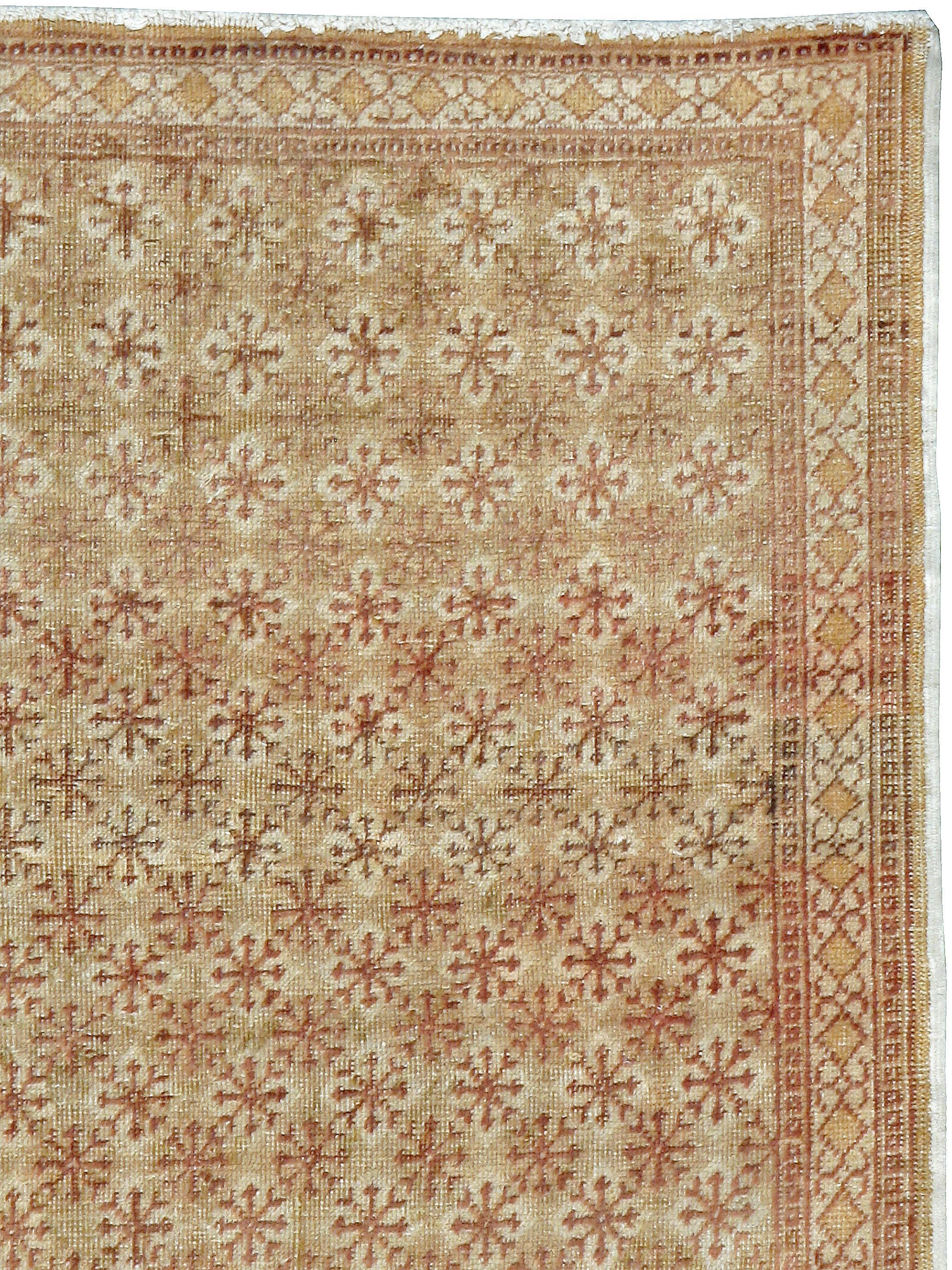 An antique Turkish Sivas carpet from the second quarter of the 20th century.