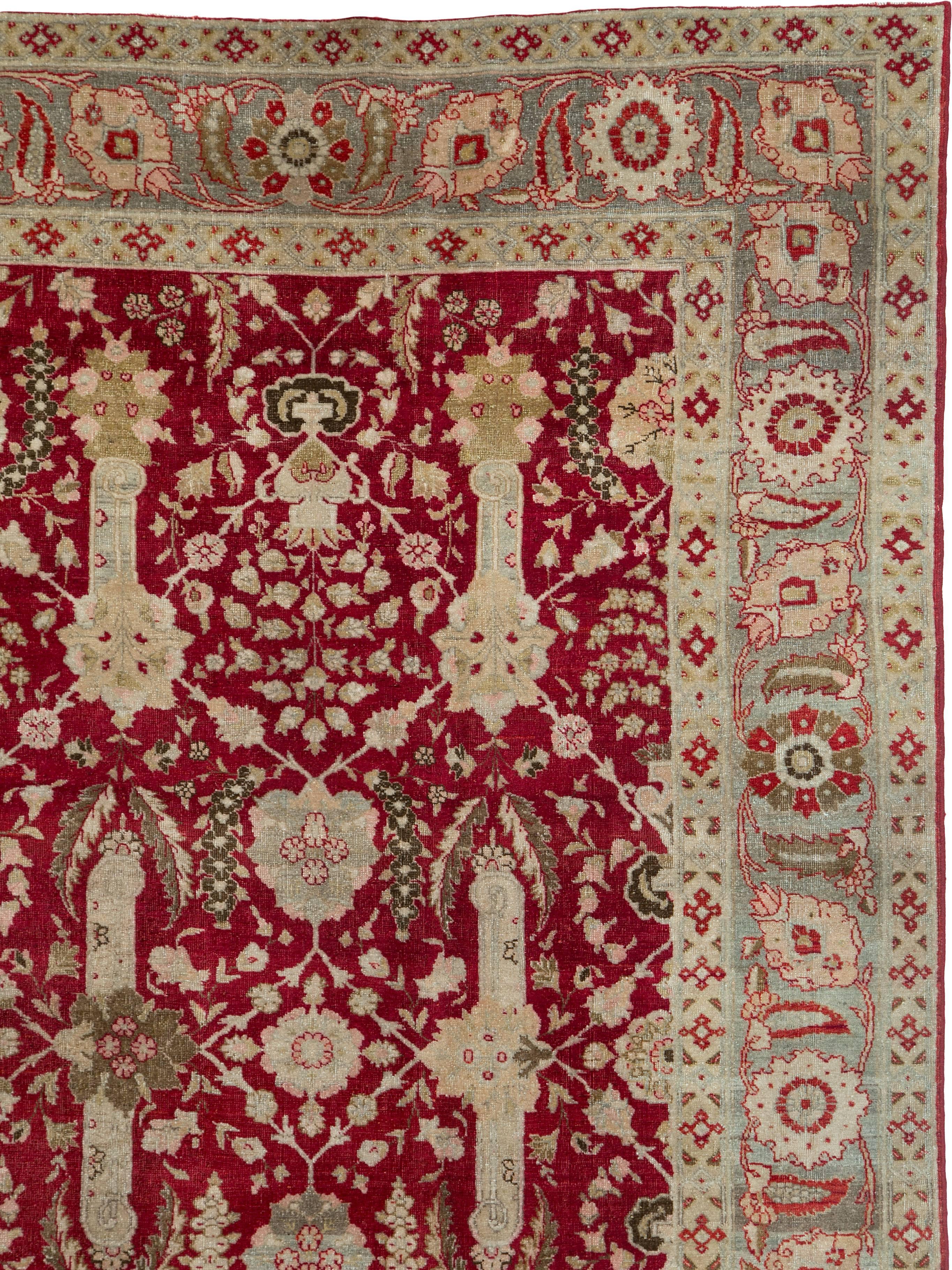 Antiker persischer Täbriz-Teppich (Persisch) im Angebot