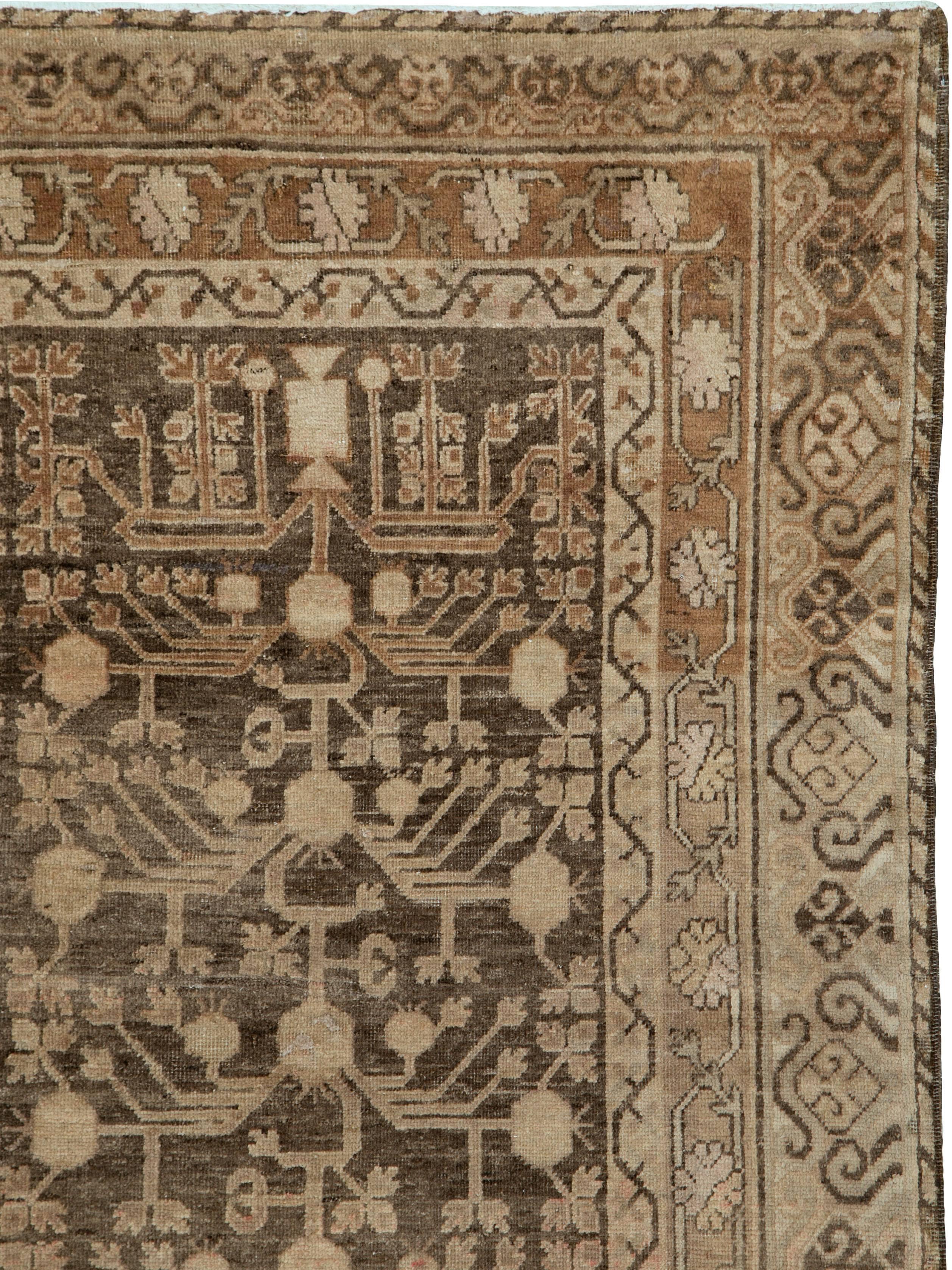 Ein antiker ostturkestanischer Khotan-Teppich aus dem zweiten Viertel des 20. Jahrhunderts.
