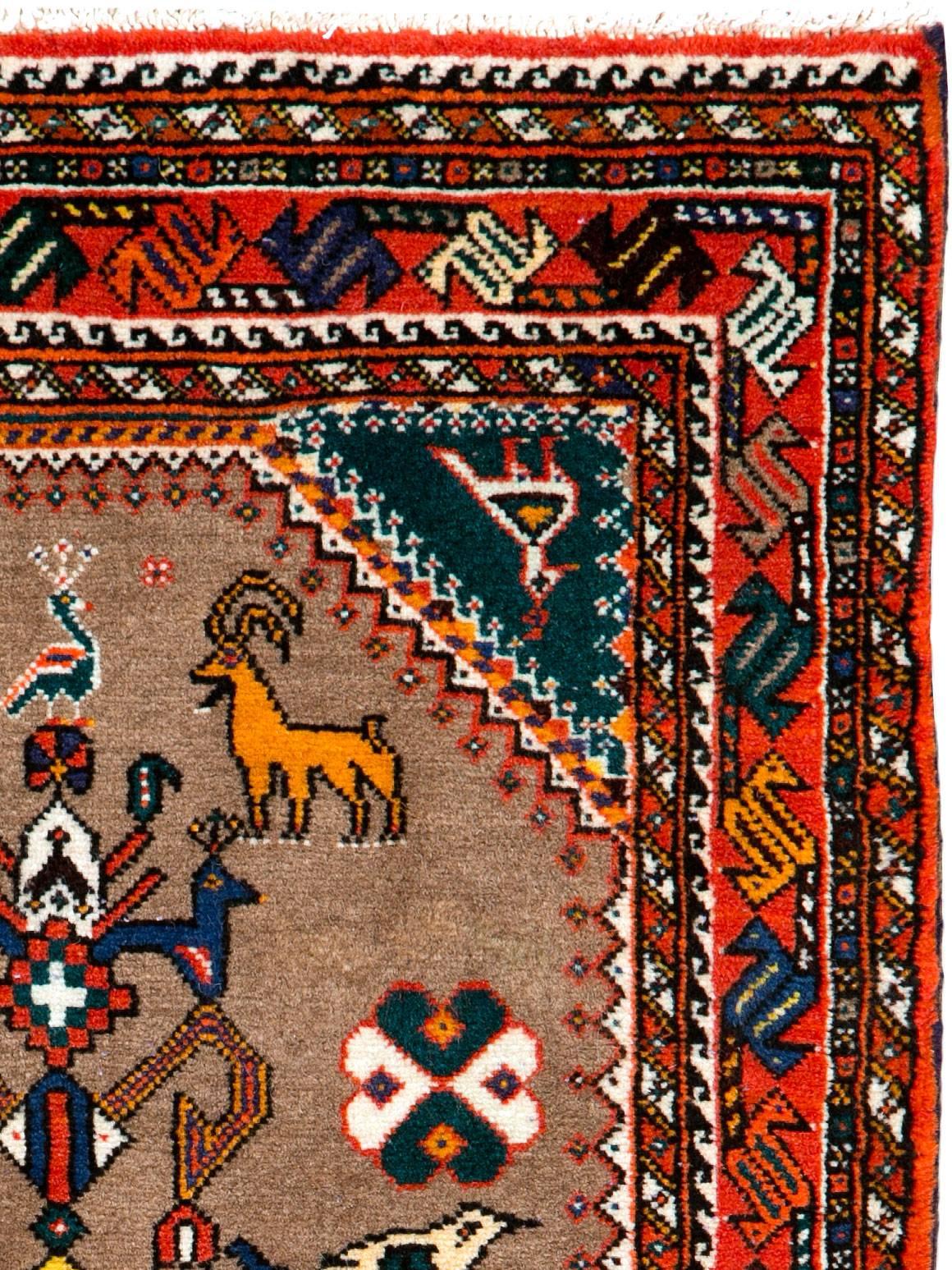 Ein alter persischer Täbriz-Teppich aus der Mitte des 20. Jahrhunderts mit einem malerischen Muster.