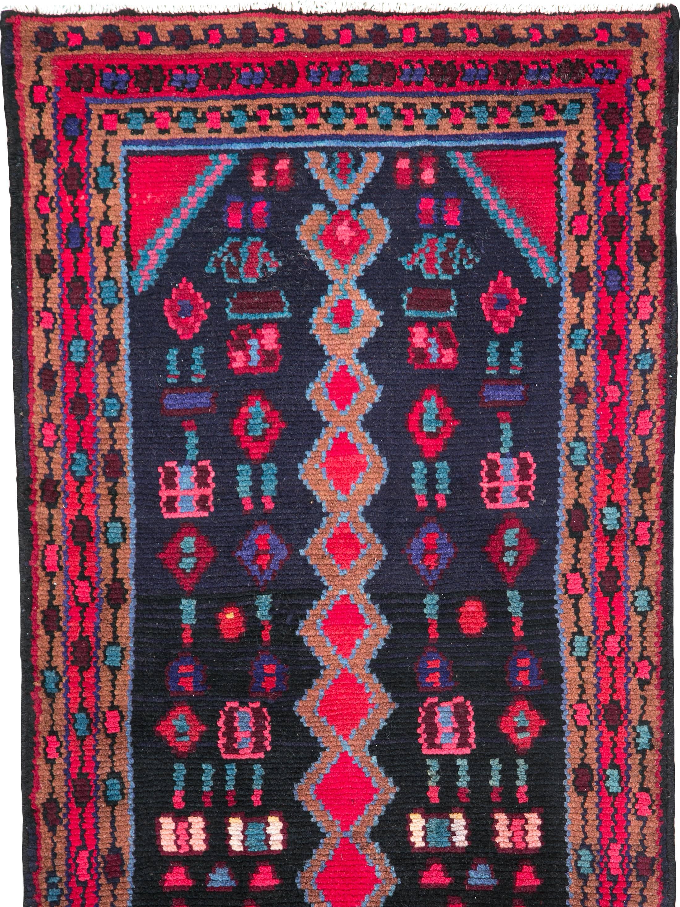 Un tapis persan vintage de Hamadan datant du milieu du 20e siècle.
