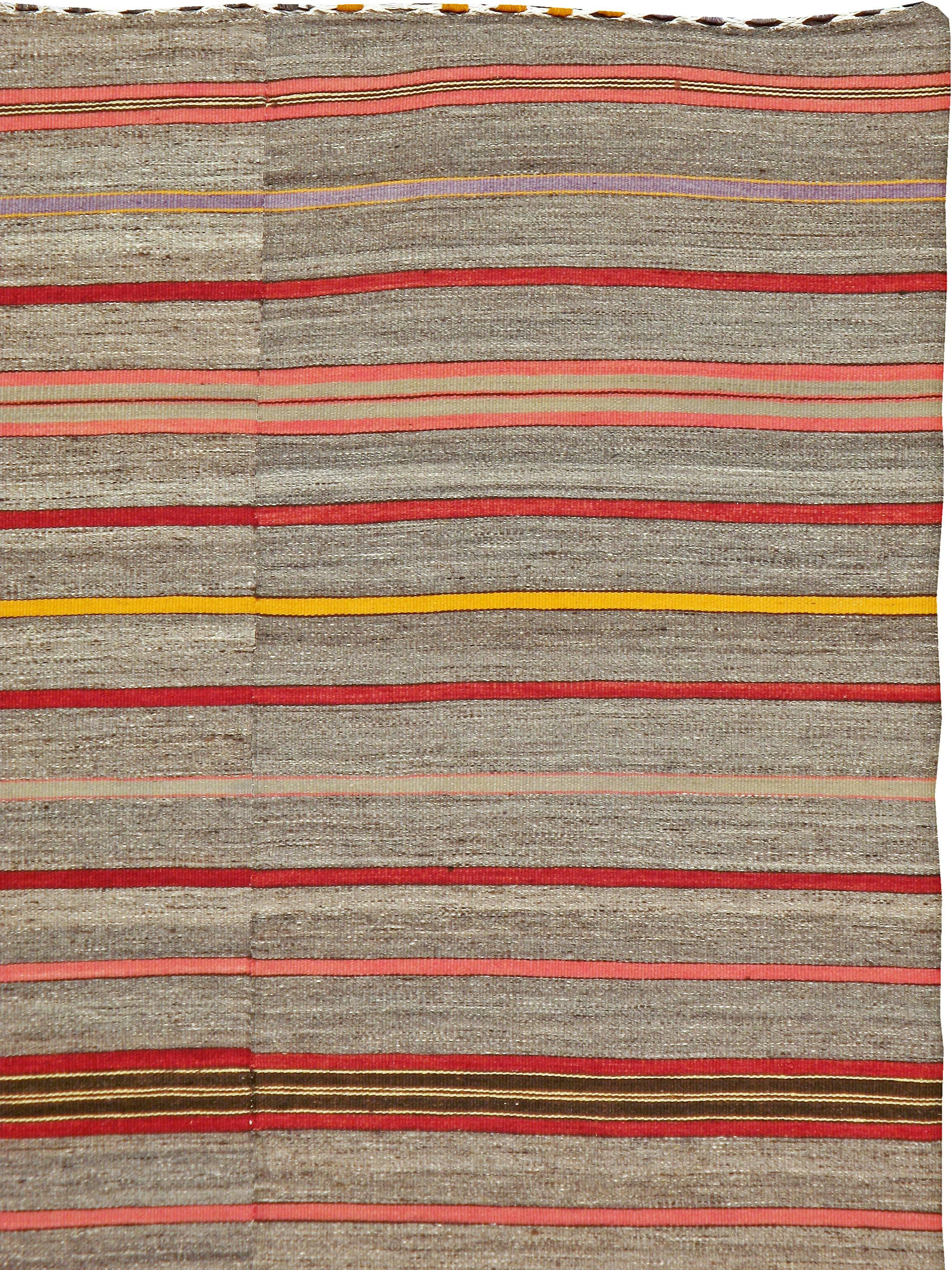 Ein alter türkischer flachgewebter Kelim-Teppich aus der Mitte des 20.