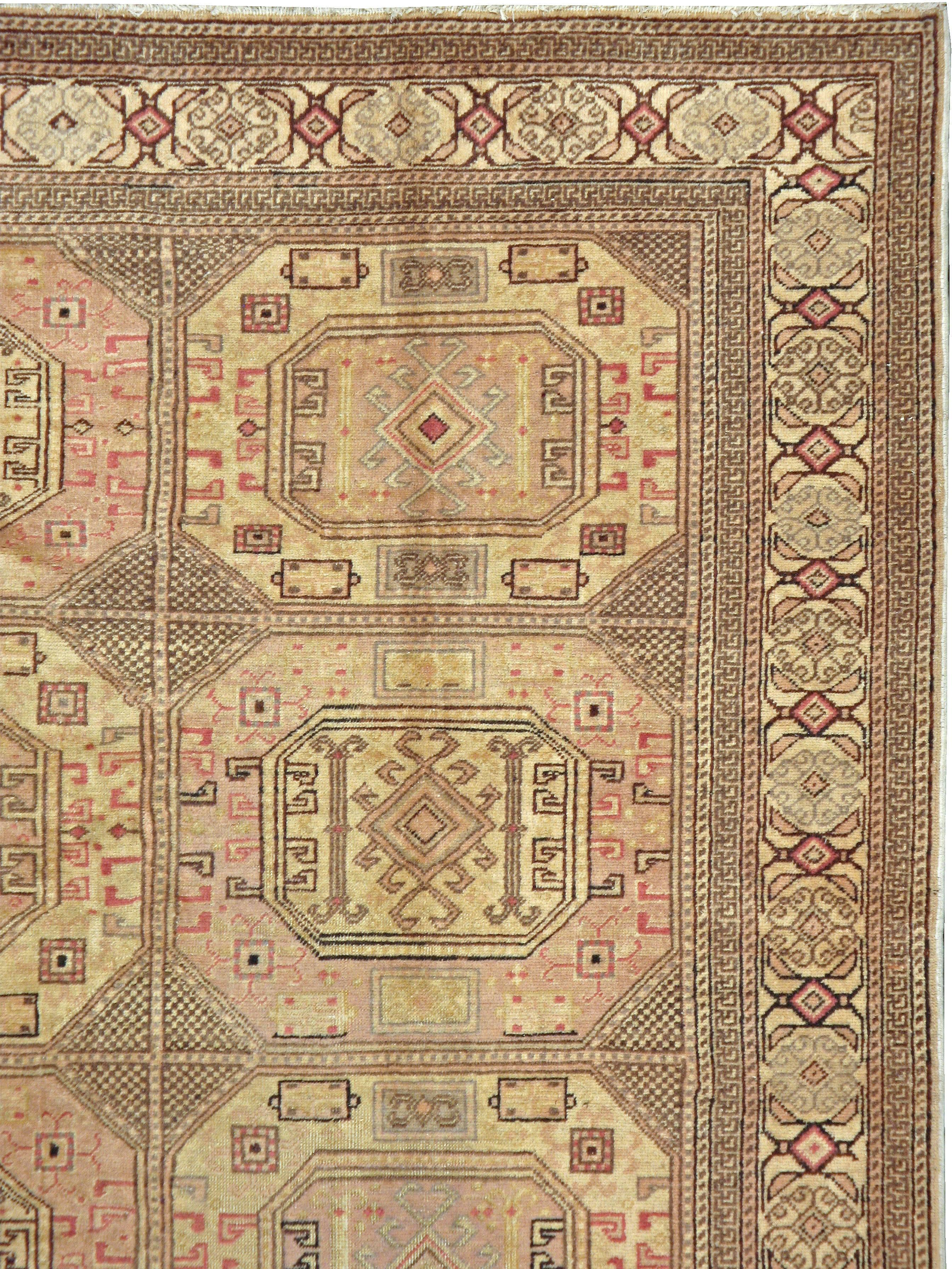 Ein alter türkischer Sivas-Teppich aus der Mitte des 20. Jahrhunderts.