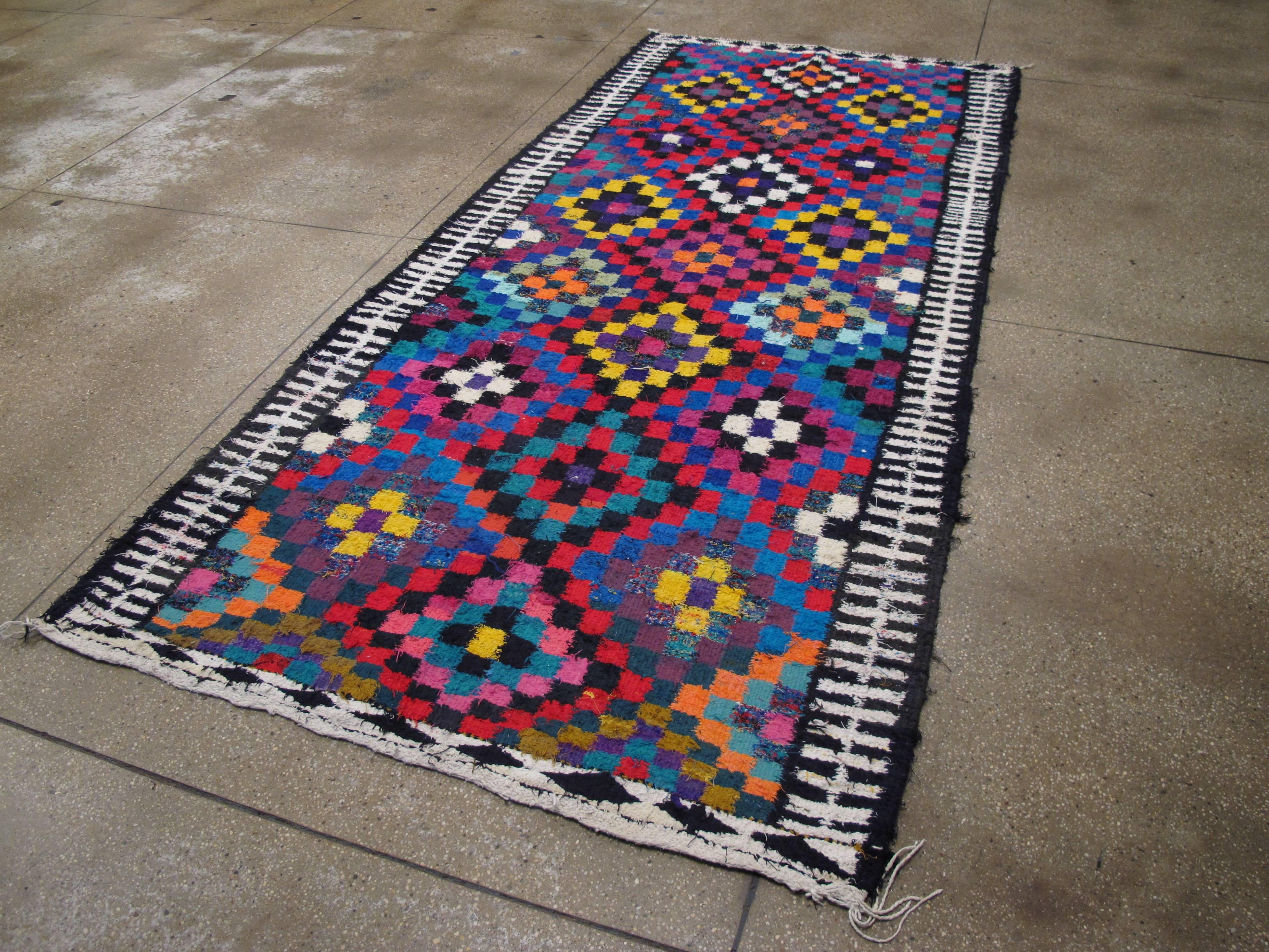 Colorida alfombra persa Kilim vintage de tejido plano de mediados del siglo XX (reversible).