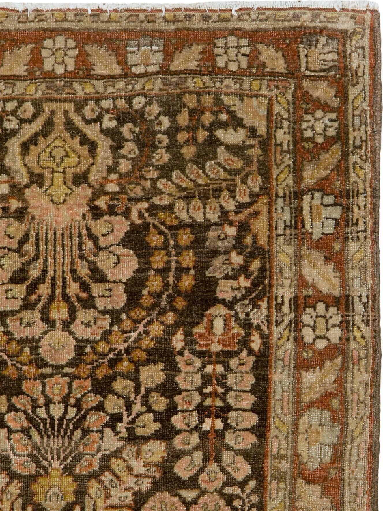 An antique Persian Sarouk rug from the first quarter of the 20th century.
 