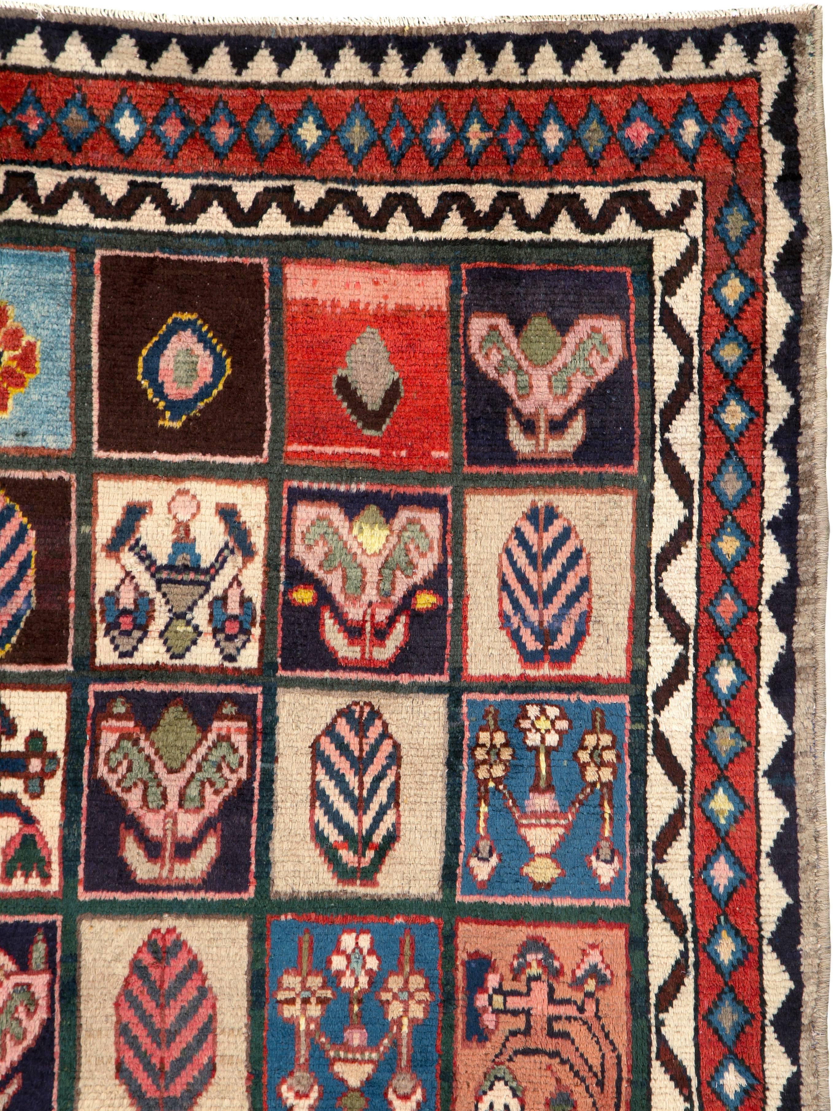 A garden design Persian Bakhtiari rug from the mid-20th century.

Measures: 5' 7
