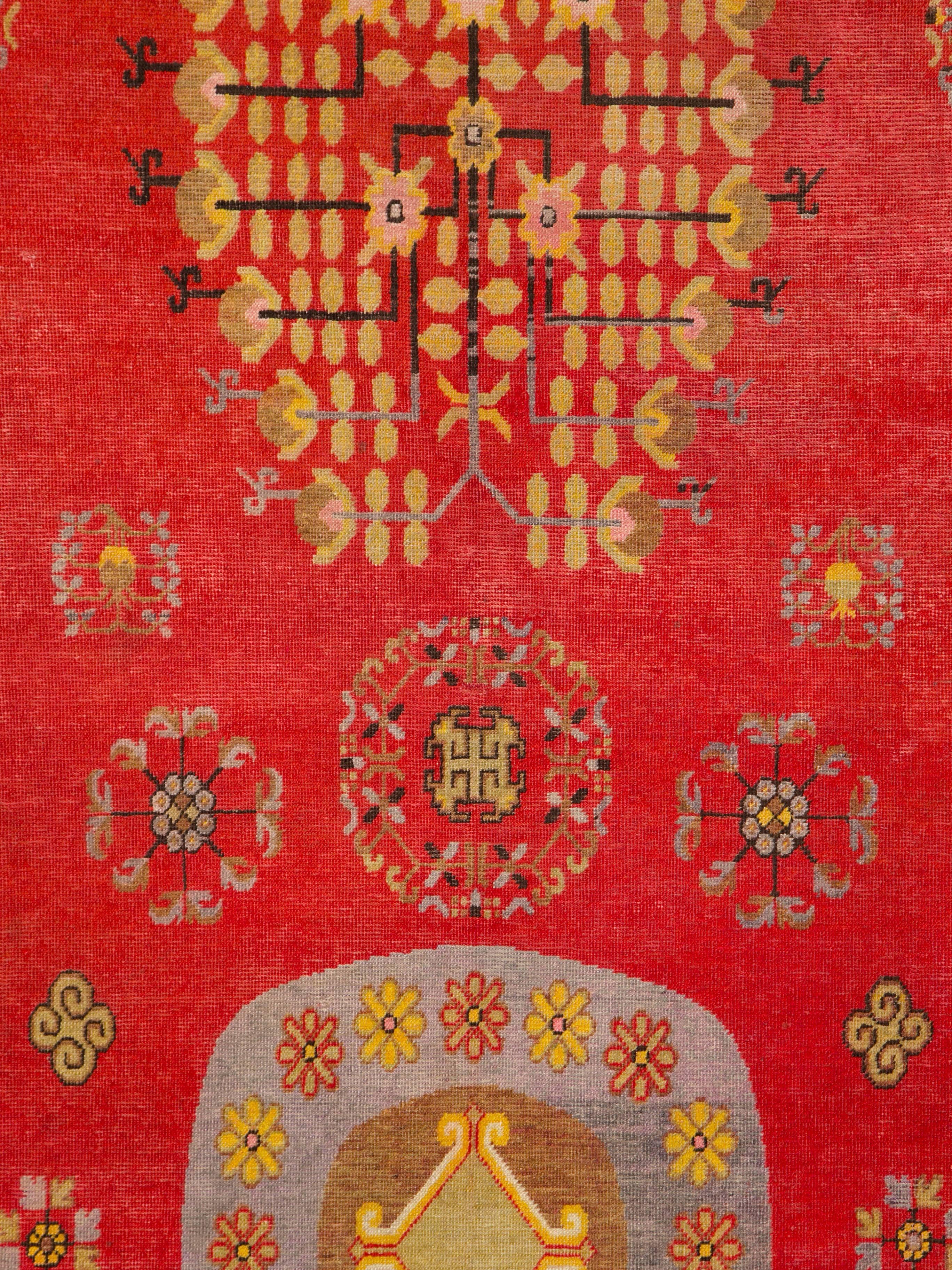 Un rare tapis Khotan du début du 20e siècle, de la taille d'une pièce.