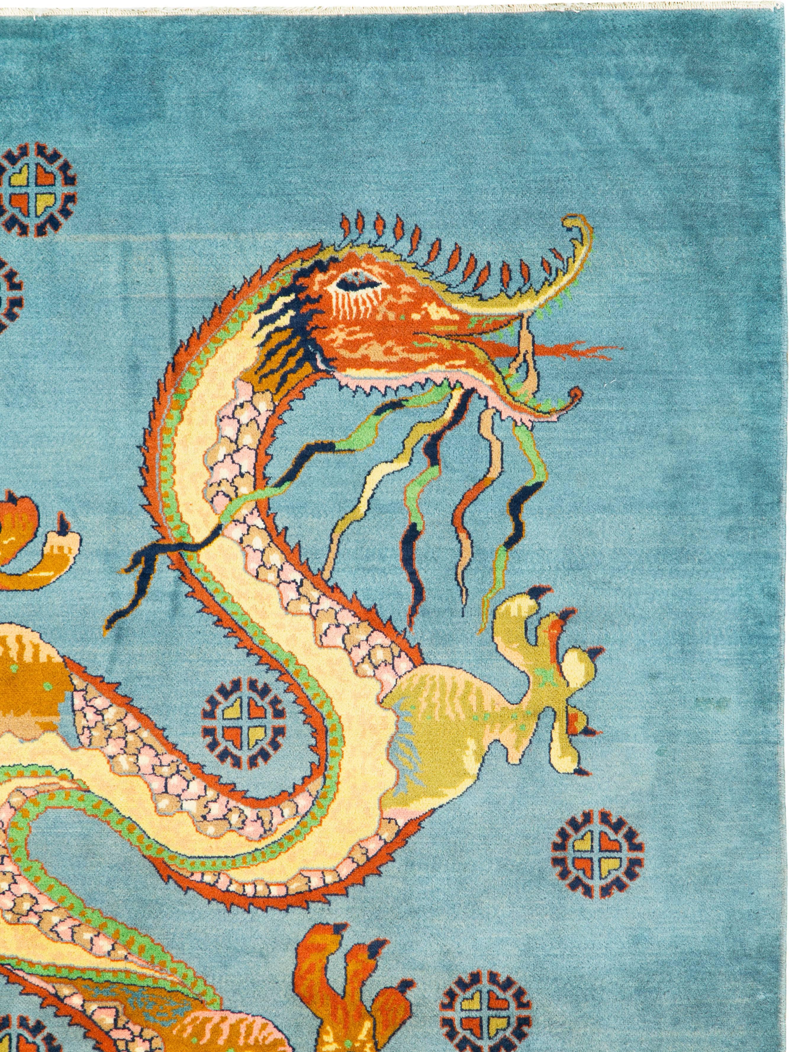 Ein alter persischer Mashad-Teppich aus der Mitte des 20. Jahrhunderts mit einem chinesischen Bildmuster eines Drachens.